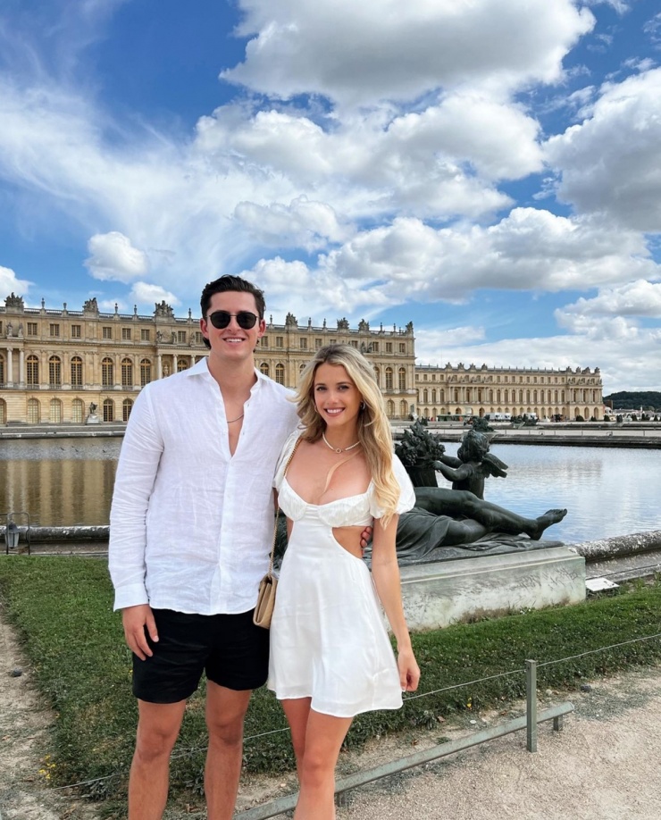 Lần khác, Lindsay Brewer khoe vóc dáng thanh mảnh với đầm khoét ngực và eo. Drew Solomon trông phóng khoáng qua mốt sơ mi nhăn, quần shorts. Trong một cuộc phỏng vấn trên OK Magazine, tay đua nói bạn trai điềm tĩnh, chững chạc, cho cô nhiều lời khuyên hữu ích.