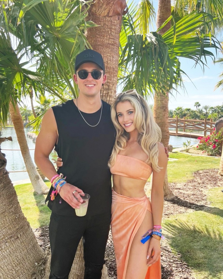 Tờ The Sun nhận xét phong cách thời trang của cặp sao giúp họ tạo sức hút mỗi lần sóng đôi.