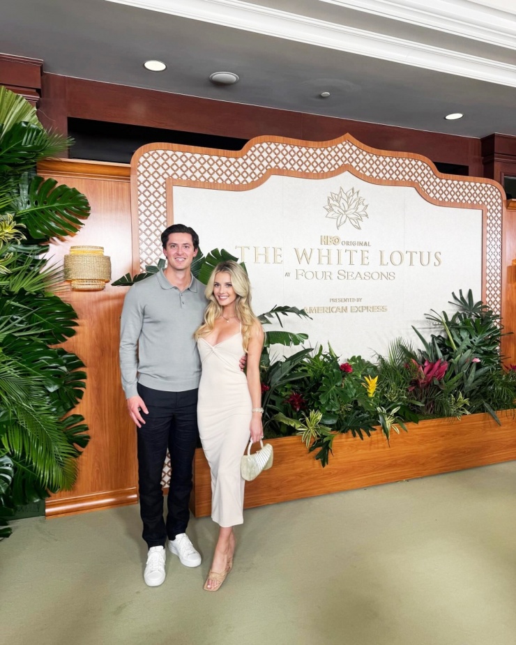 Lindsay Brewer từng nói bạn trai luôn thích diện gam trung tính, còn cô chuộng gam màu nóng với các thiết kế gợi cảm, cắt xẻ táo bạo.