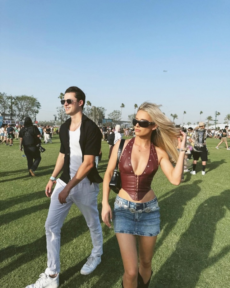 Nhiều chuyên trang thể thao thường gọi Lindsay Brewer là "Tay đua nữ quyến rũ nhất thế giới", "Thiên thần đường đua" hay "Bóng hồng làng thể thao tốc độ".