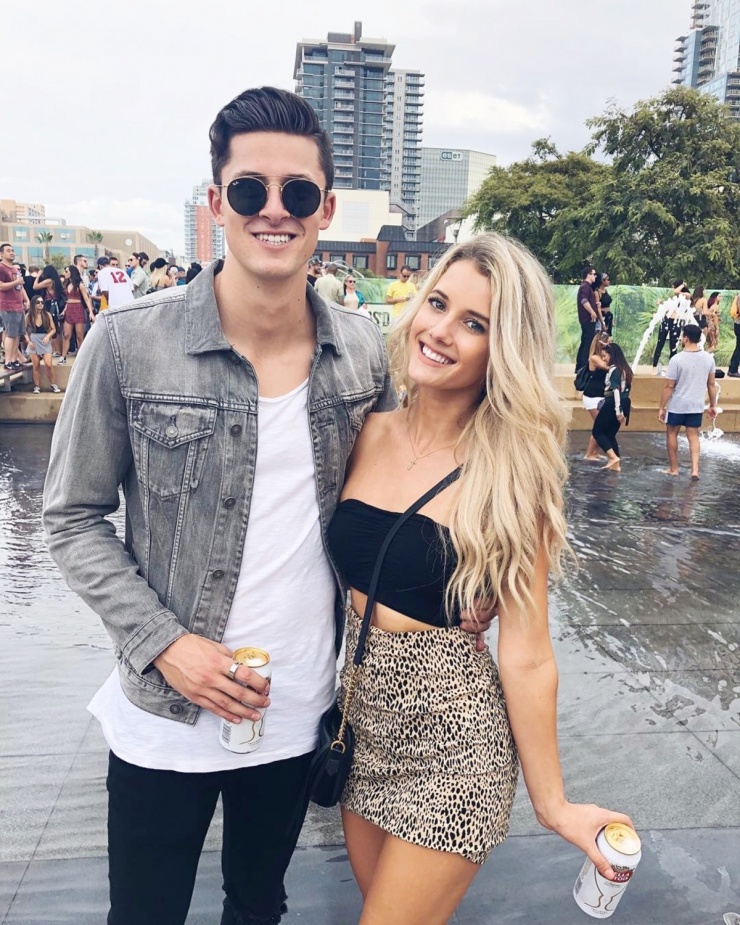 Phong cách thời trang của cặp sao thuở mới hẹn hò trông trẻ trung, đơn giản, theo Daily Mail.