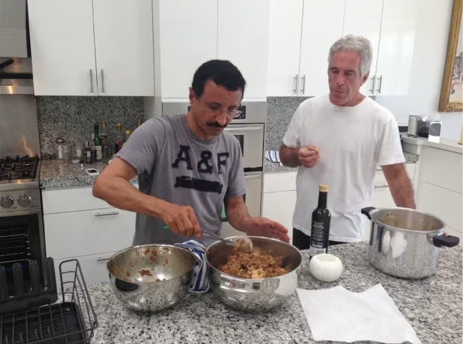 Doanh nhân Sultan Ahmed bin Sulayem (trái) trong ảnh chụp cùng với tỷ phú Epstein. Ảnh: AP