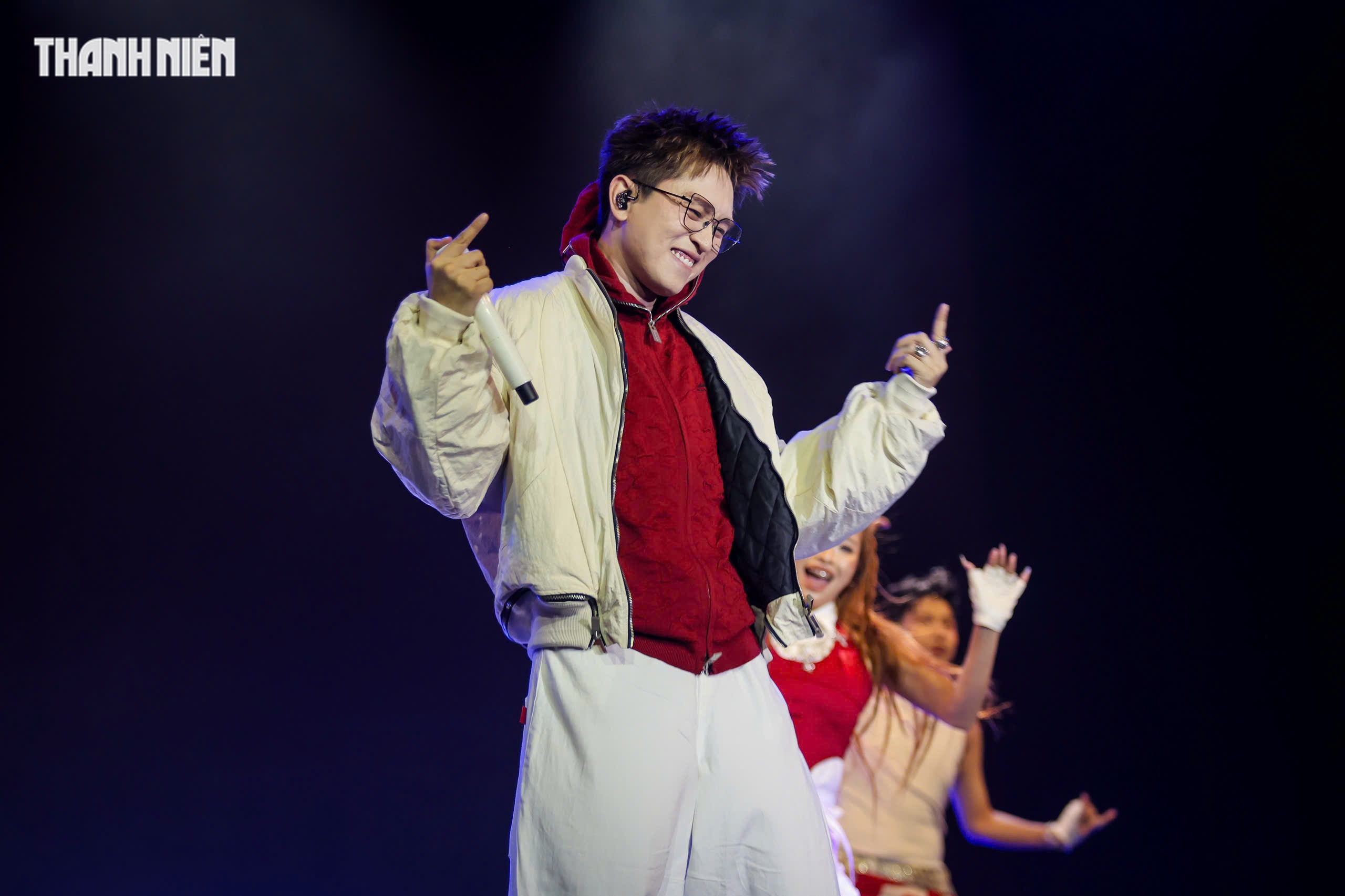 Gặp sự cố trình diễn, Đông Nhi vẫn 'đốt cháy' sân khấu trước hàng ngàn khán giả- Ảnh 9.