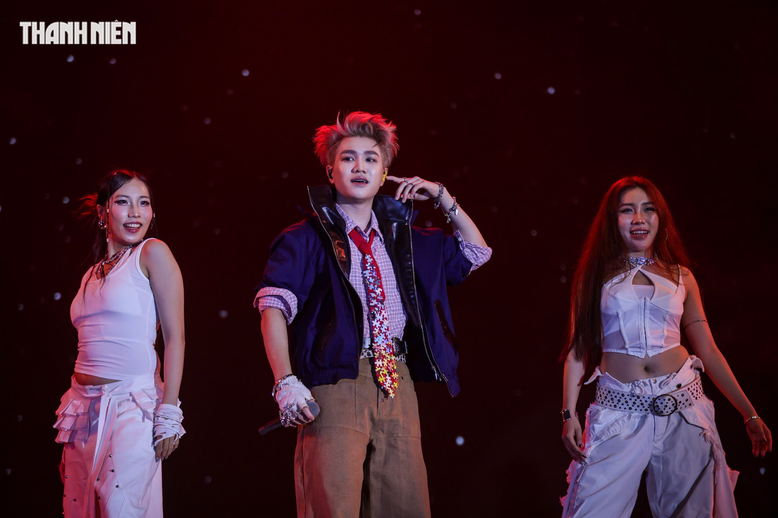 Gặp sự cố trình diễn, Đông Nhi vẫn 'đốt cháy' sân khấu trước hàng ngàn khán giả- Ảnh 11.