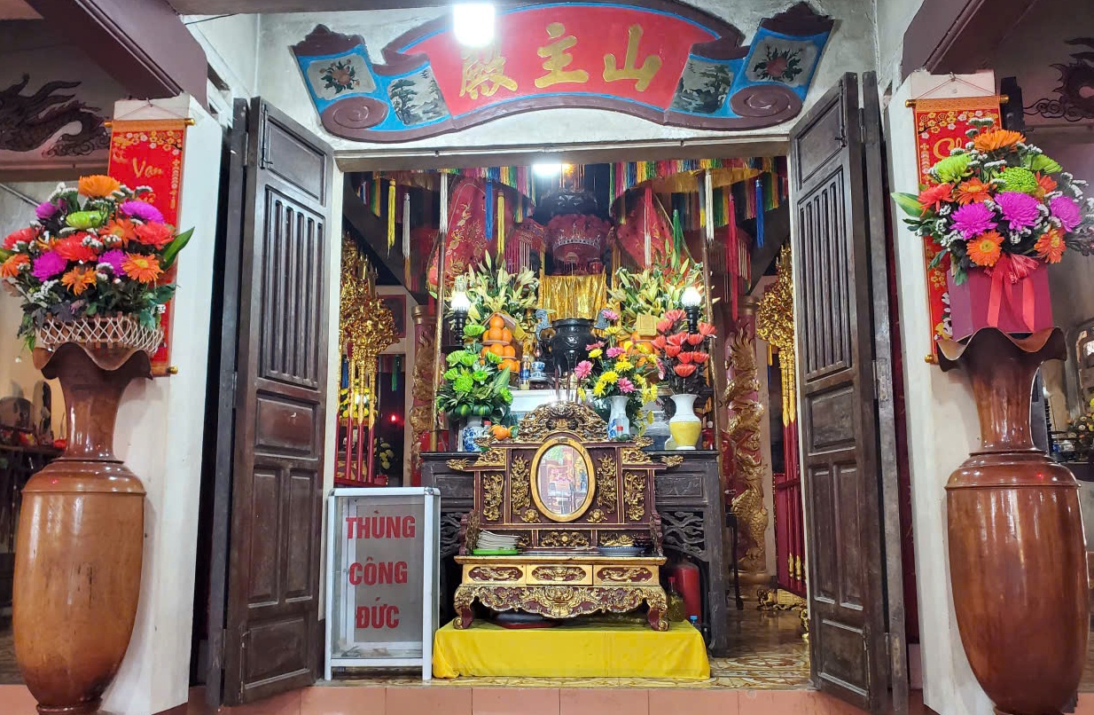 Vật thiêng của làng: Khối đá được thay hoàng bào mỗi năm- Ảnh 2.