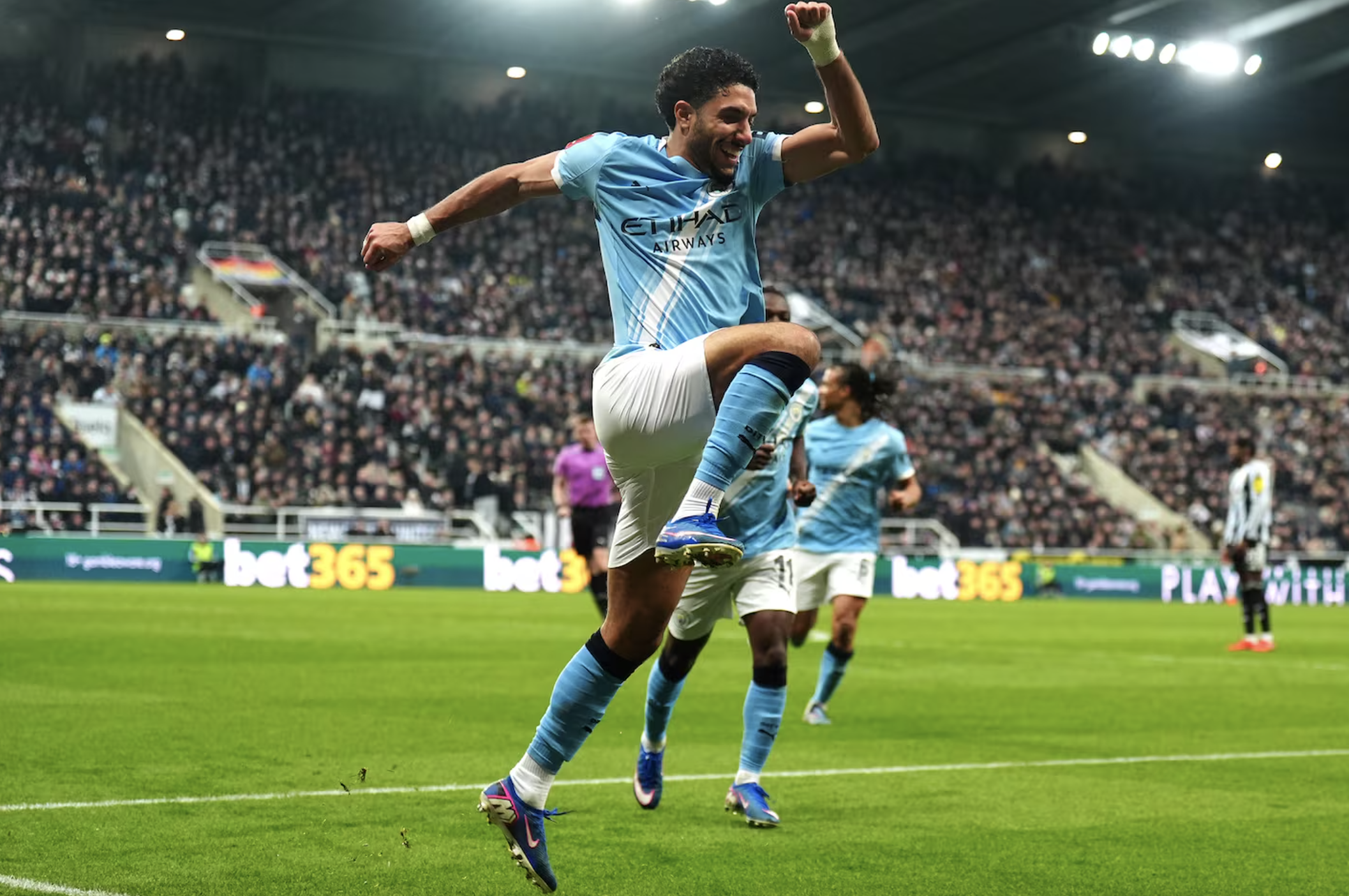 Pep Guardiola đối mặt án cấm chỉ đạo sau chiến thắng ngược dòng ở FA Cup - Ảnh 3.