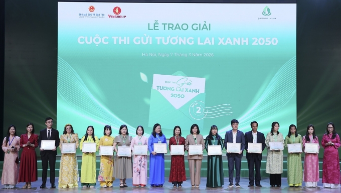 Ban tổ chức trao giải cho đại diện các trường tham gia. Ảnh: Vingroup