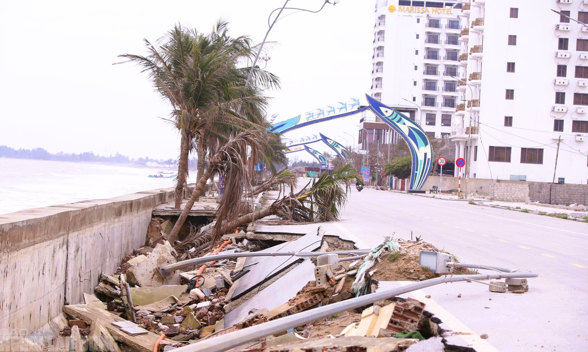 Sắp vào hè, bãi biển nổi tiếng ở Thanh Hóa vẫn tang hoang - Ảnh 3.