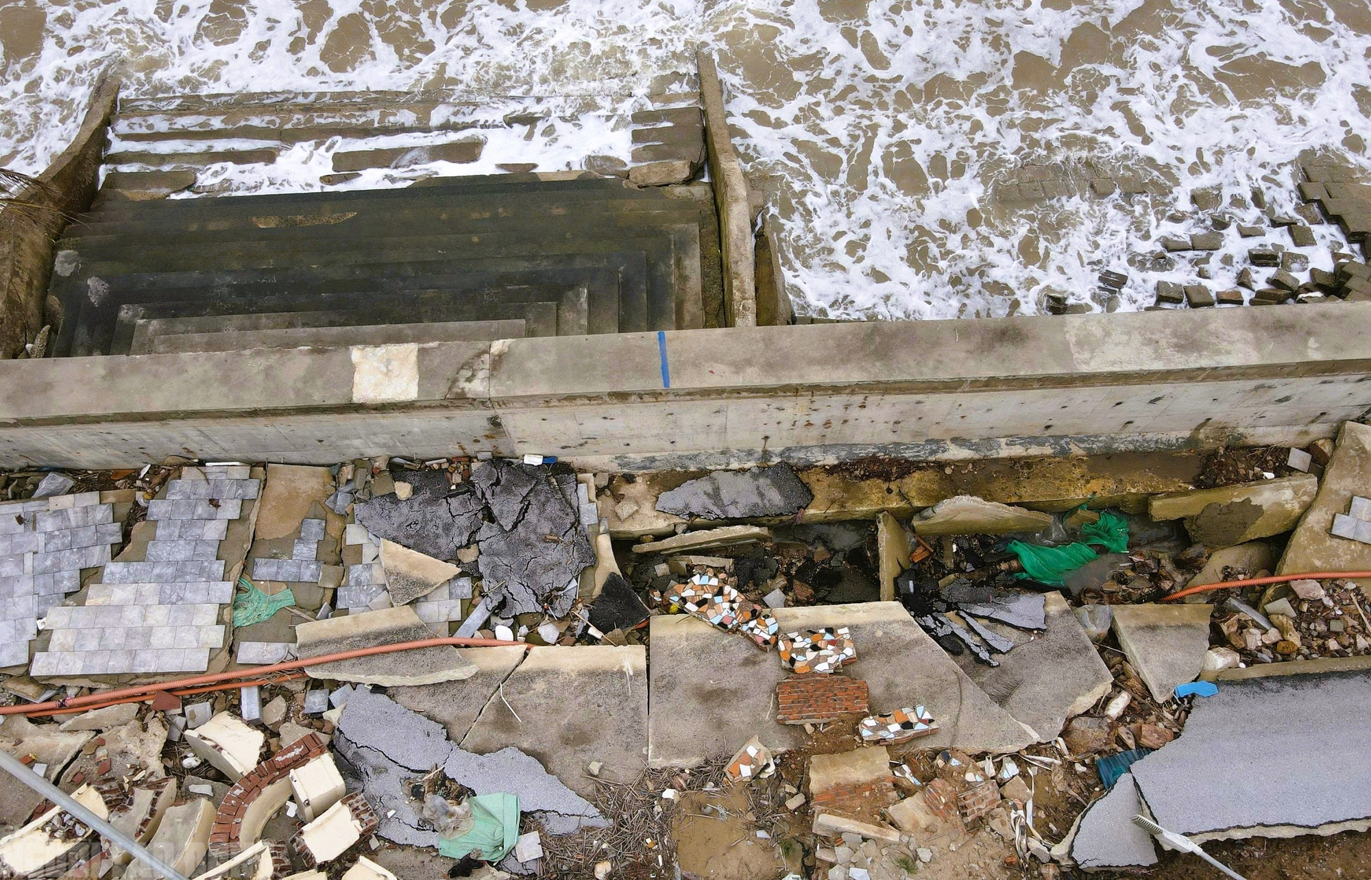 Sắp vào hè, bãi biển nổi tiếng ở Thanh Hóa vẫn tang hoang - Ảnh 6.