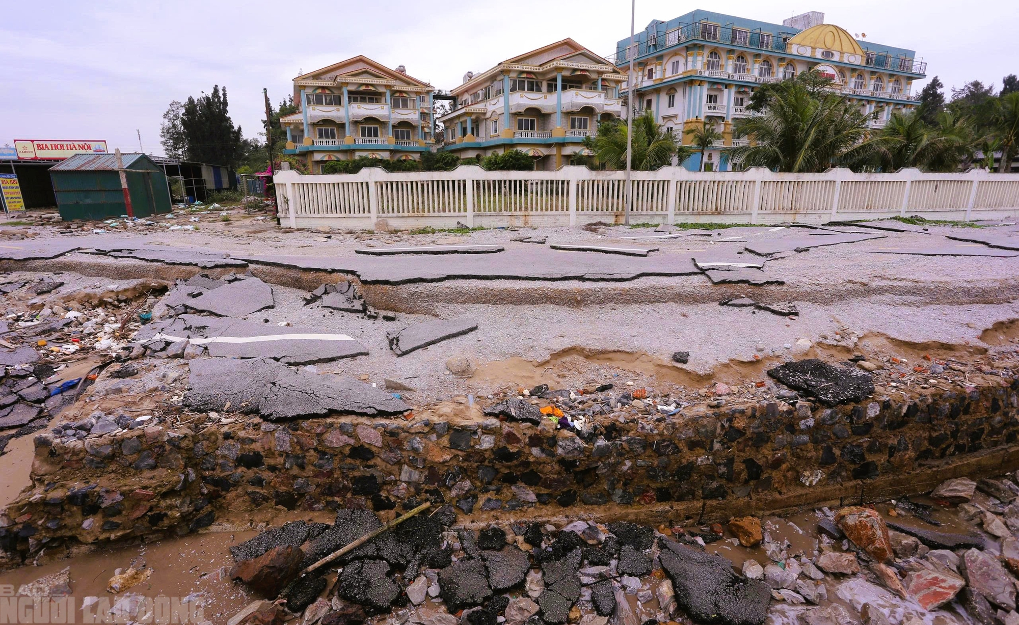 Sắp vào hè, bãi biển nổi tiếng ở Thanh Hóa vẫn tang hoang - Ảnh 12.