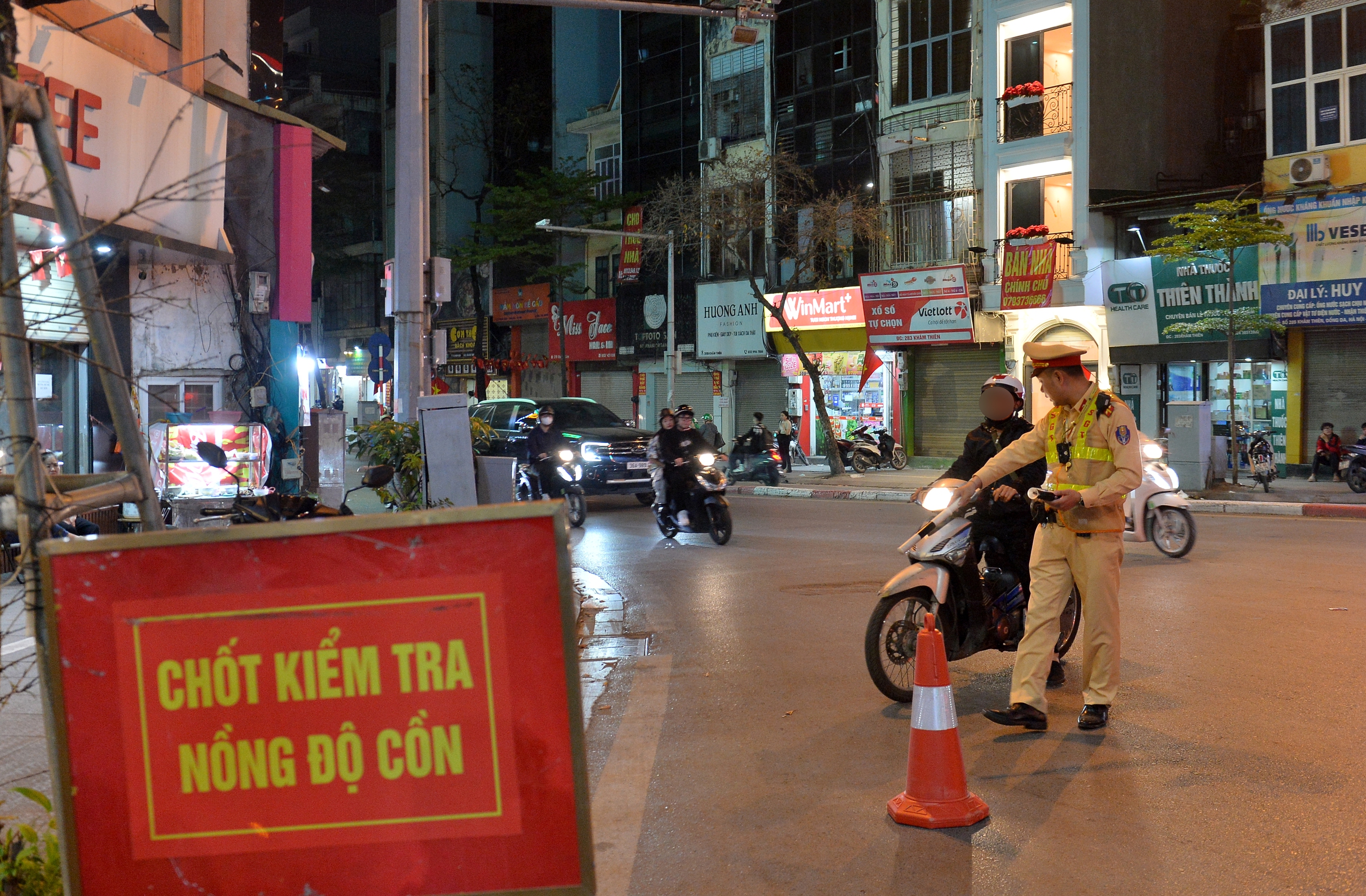 CSGT Hà Nội đồng loạt kiểm tra nồng độ cồn đêm 7.3, phát hiện hàng trăm người vi phạm- Ảnh 3.