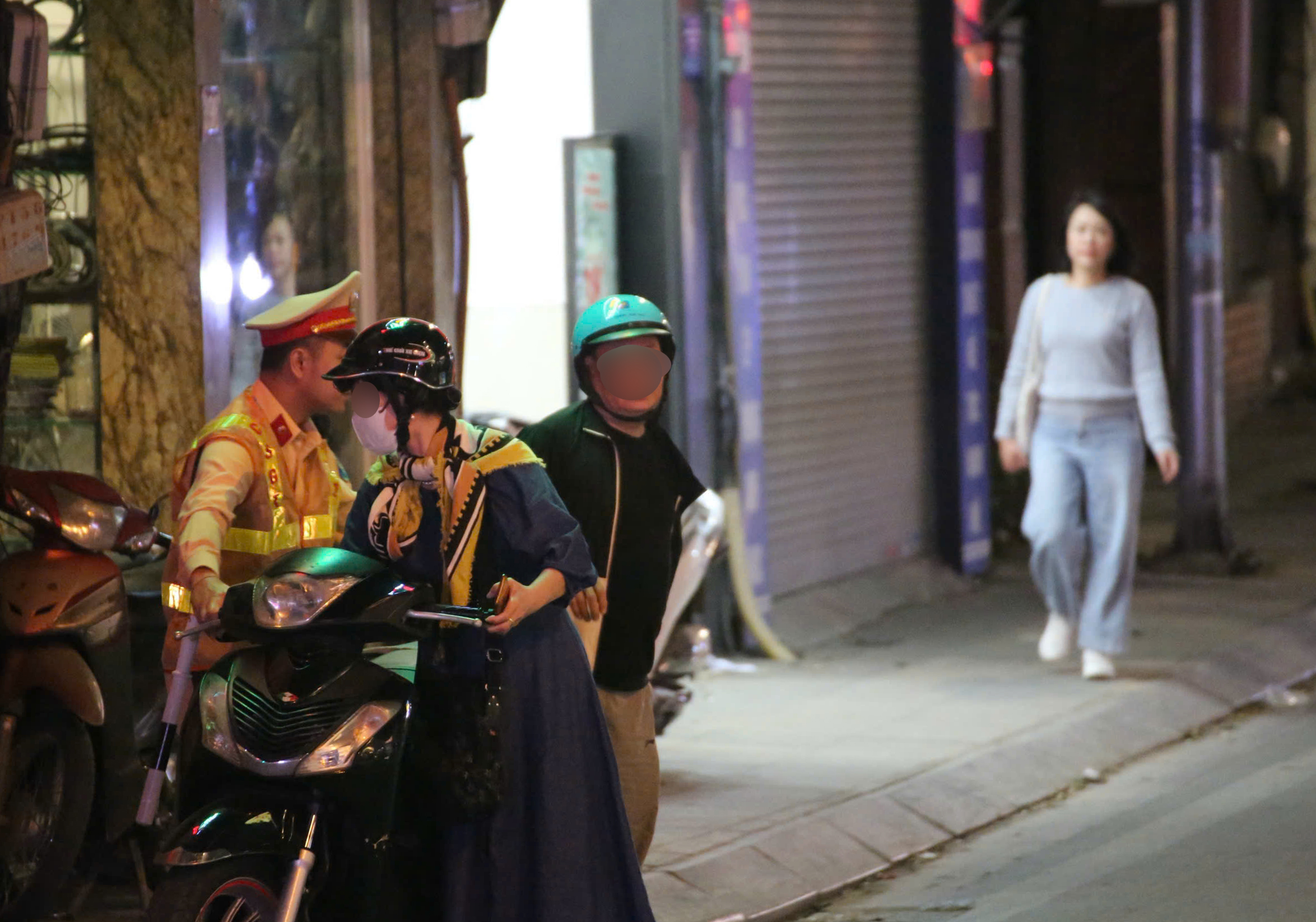 CSGT Hà Nội đồng loạt kiểm tra nồng độ cồn đêm 7.3, phát hiện hàng trăm người vi phạm- Ảnh 4.