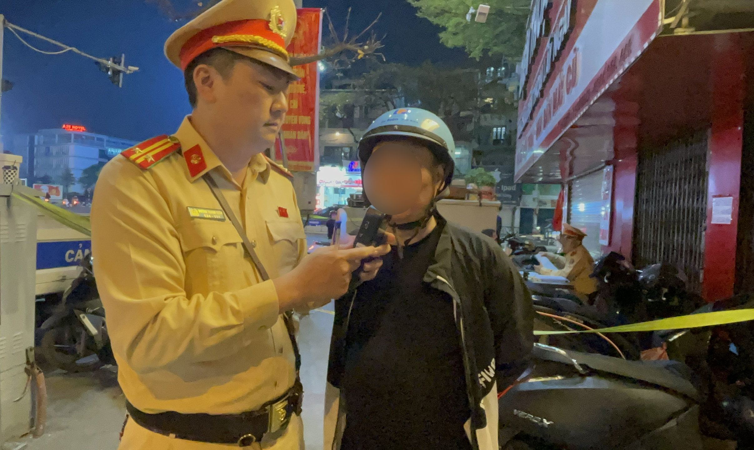 CSGT Hà Nội đồng loạt kiểm tra nồng độ cồn đêm 7.3, phát hiện hàng trăm người vi phạm- Ảnh 5.