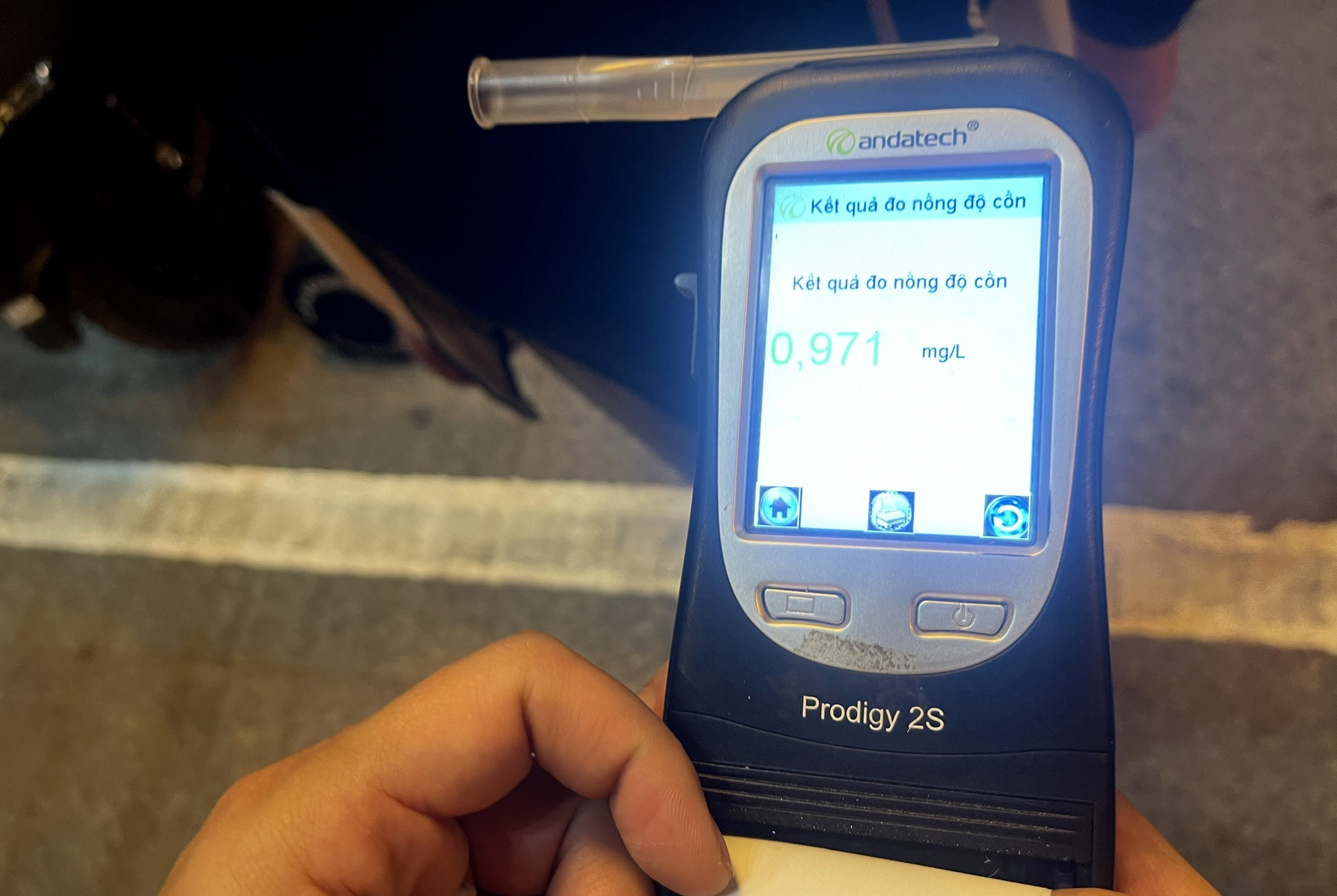 CSGT Hà Nội đồng loạt kiểm tra nồng độ cồn đêm 7.3, phát hiện hàng trăm người vi phạm- Ảnh 6.