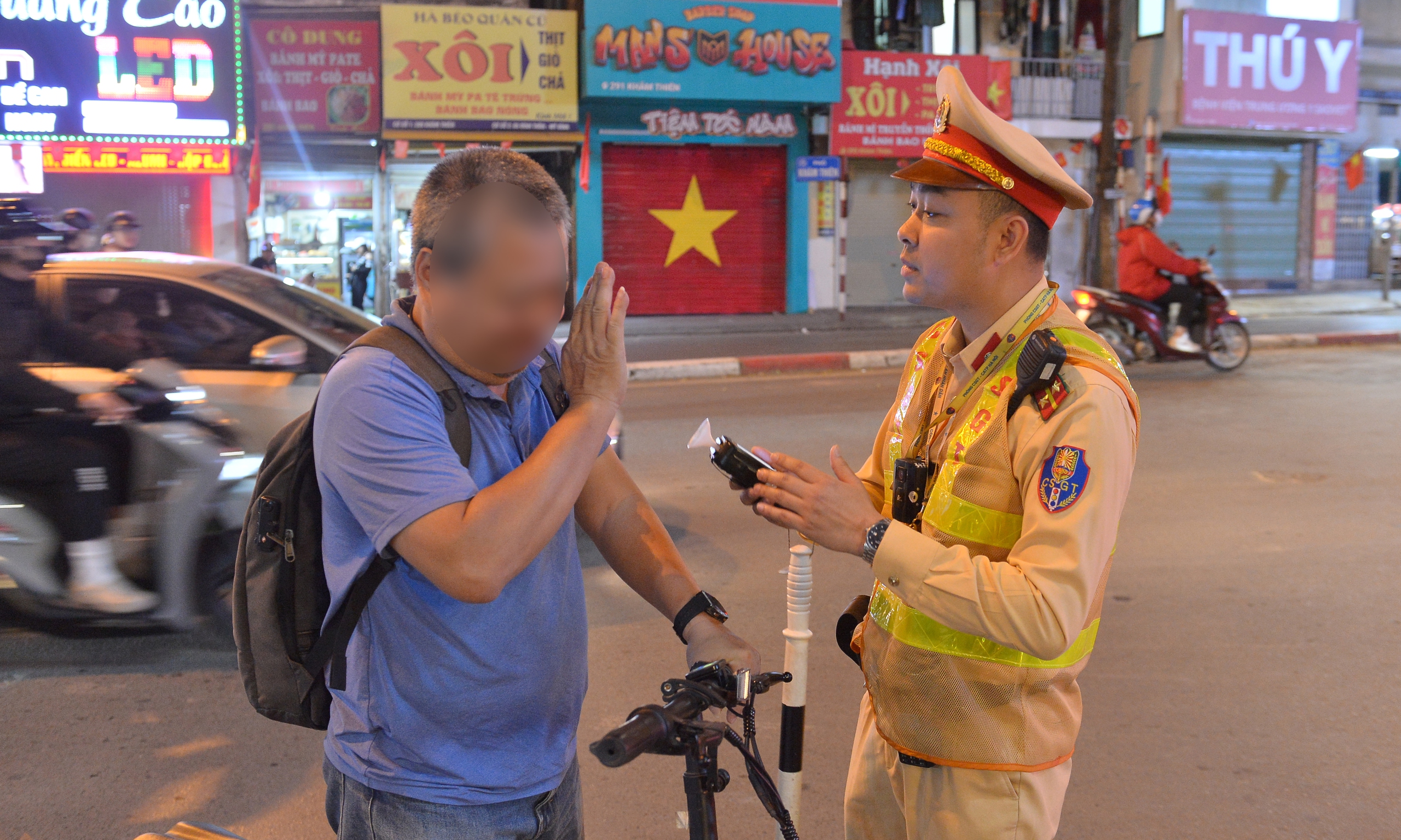 CSGT Hà Nội đồng loạt kiểm tra nồng độ cồn đêm 7.3, phát hiện hàng trăm người vi phạm- Ảnh 7.