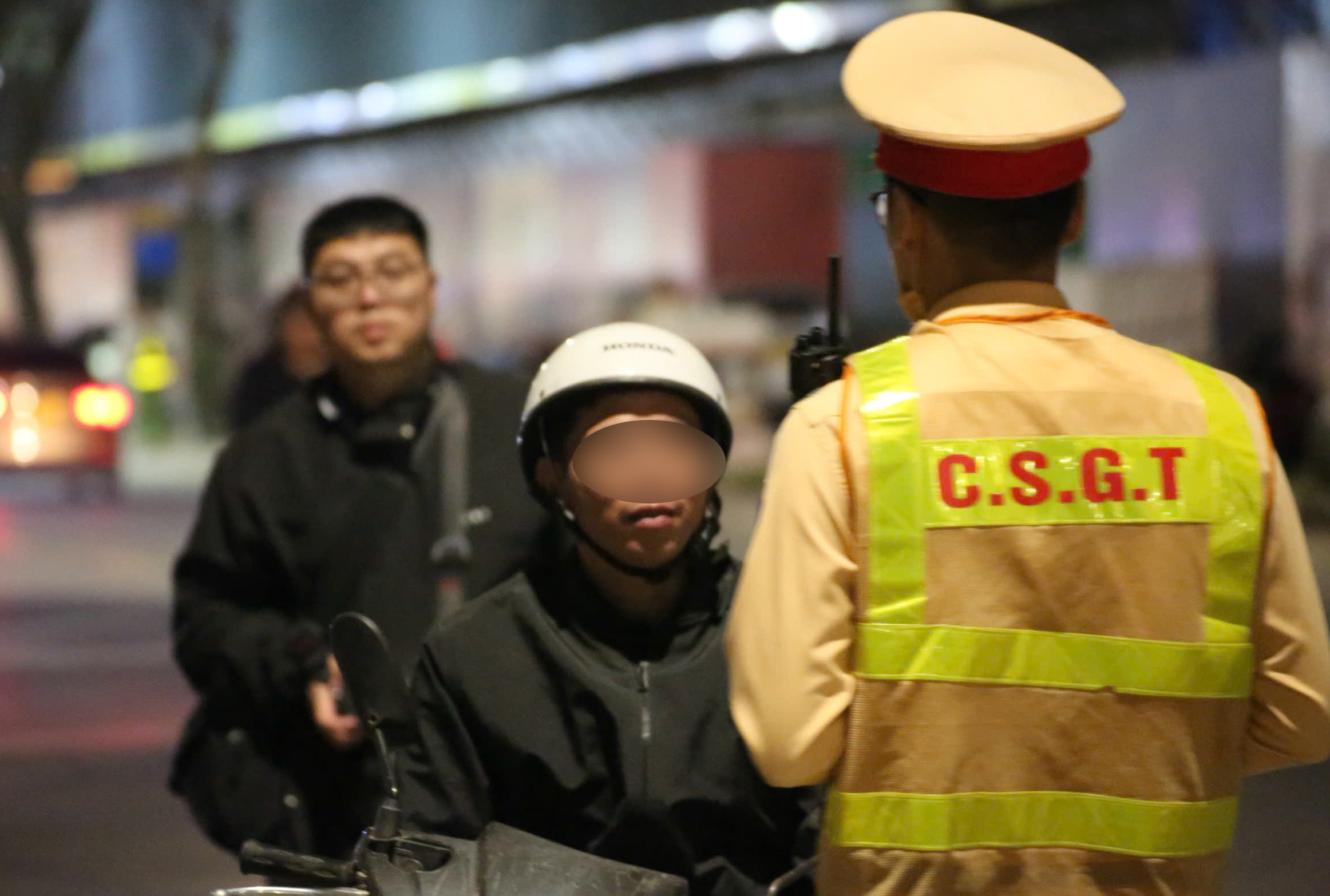 CSGT Hà Nội đồng loạt kiểm tra nồng độ cồn đêm 7.3, phát hiện hàng trăm người vi phạm- Ảnh 9.