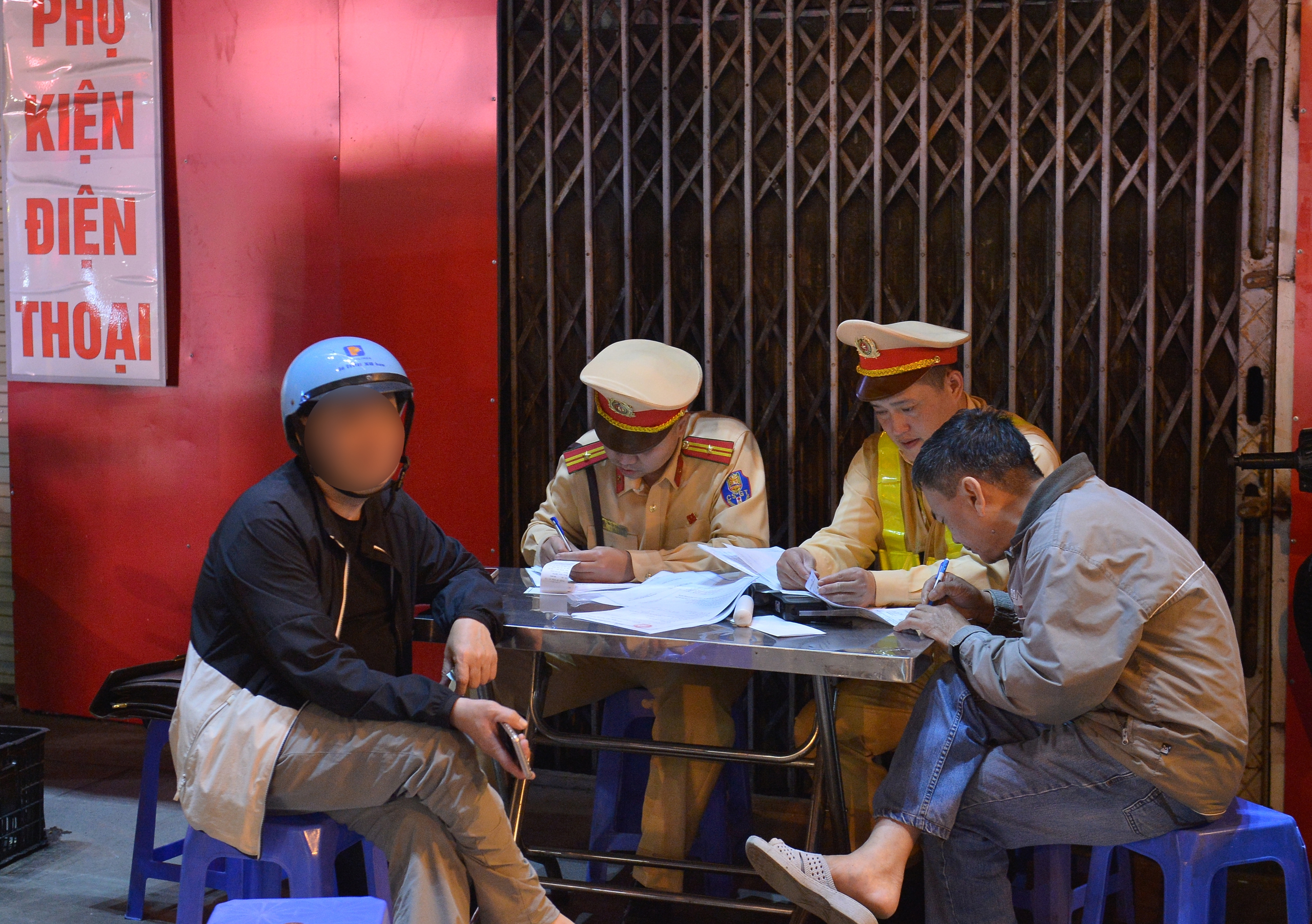 CSGT Hà Nội đồng loạt kiểm tra nồng độ cồn đêm 7.3, phát hiện hàng trăm người vi phạm- Ảnh 11.