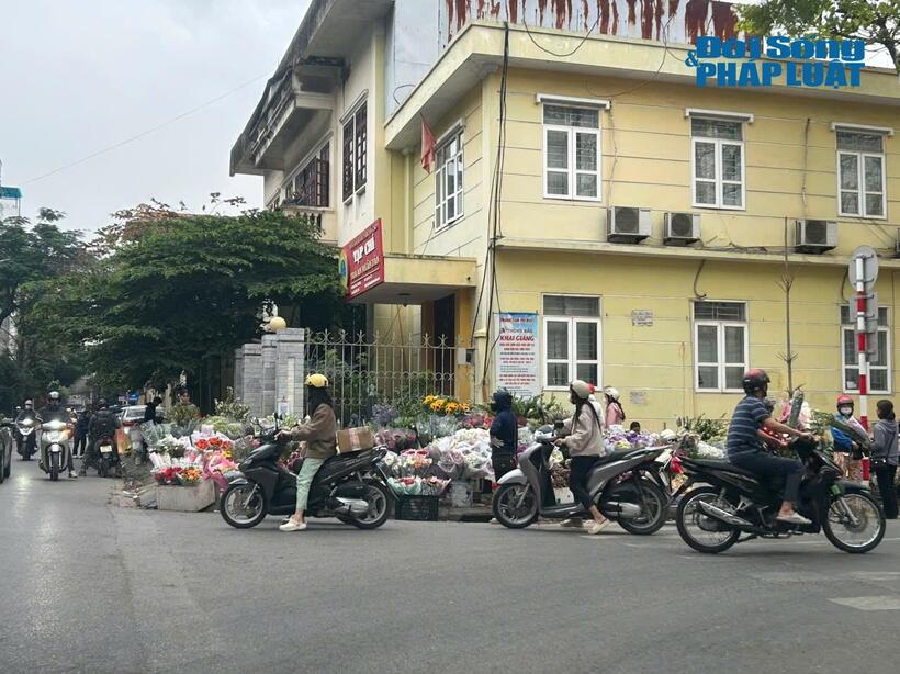 Thị trường quà tặng 8/3/2026 sôi động: Hoa, mỹ phẩm và quà cá nhân hóa “lên ngôi