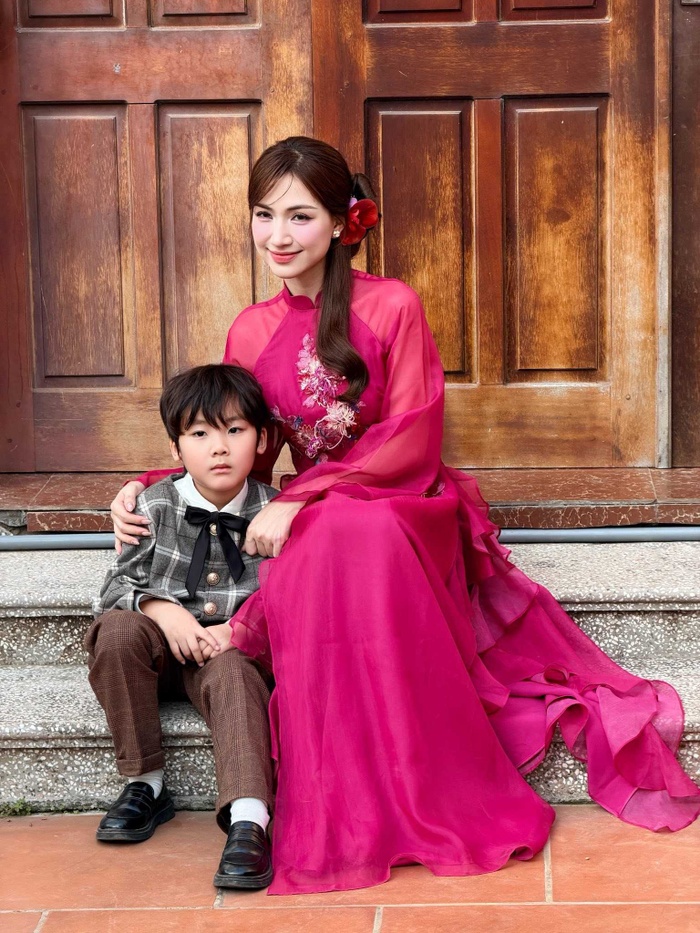 Con trai Hoà Minzy: Bố Cương yêu thương con nhất và con cũng yêu bố nhất