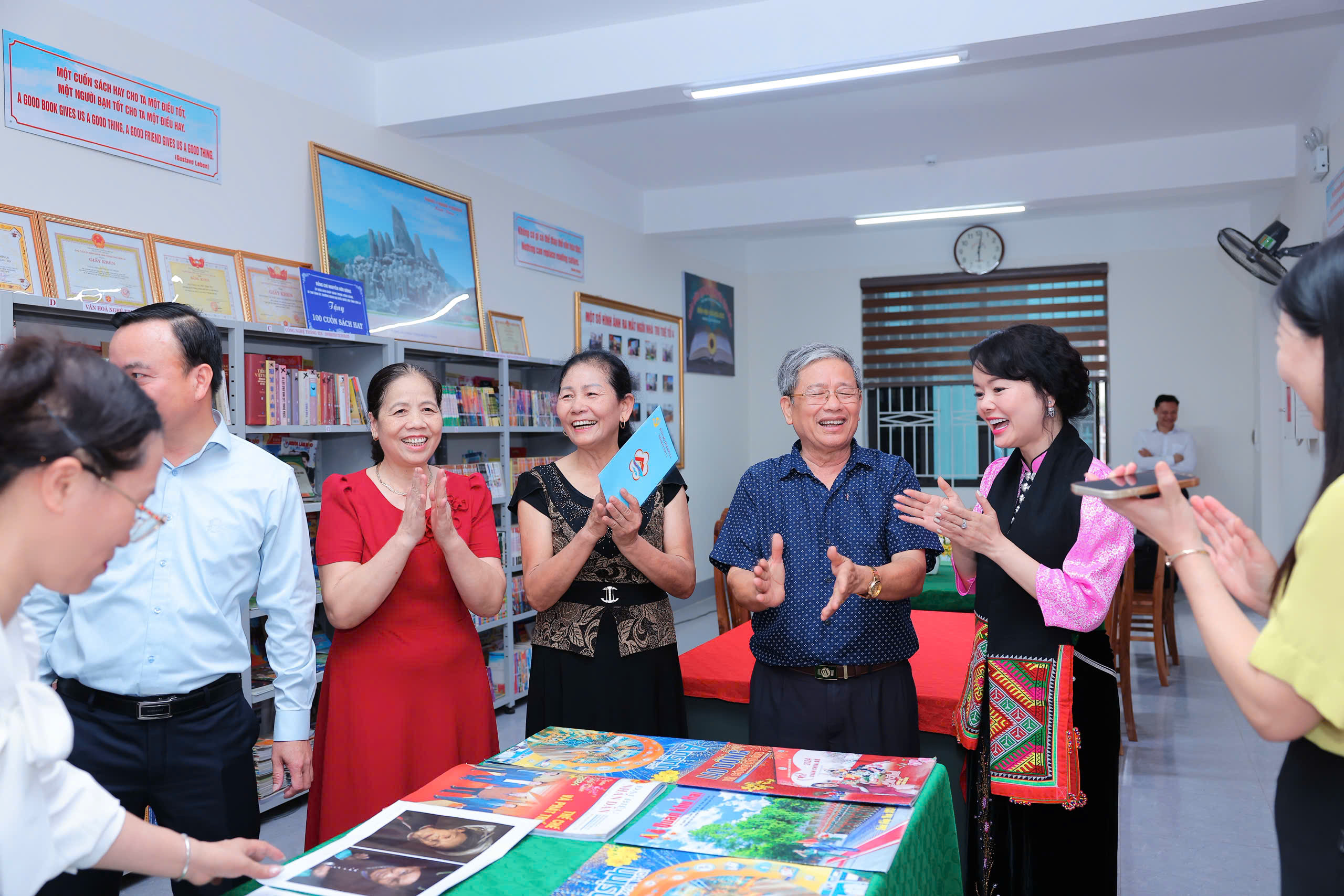Tống Liên Anh chọn Việt Nam làm giáo dục cộng đồng: 'Tôi thích cảm giác này, rất đời'- Ảnh 4.
