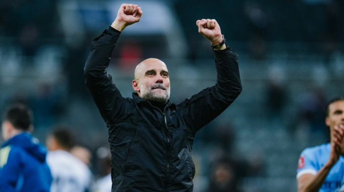 HLV Pep Guardiola vui mừng sau trận. Ảnh: Man City