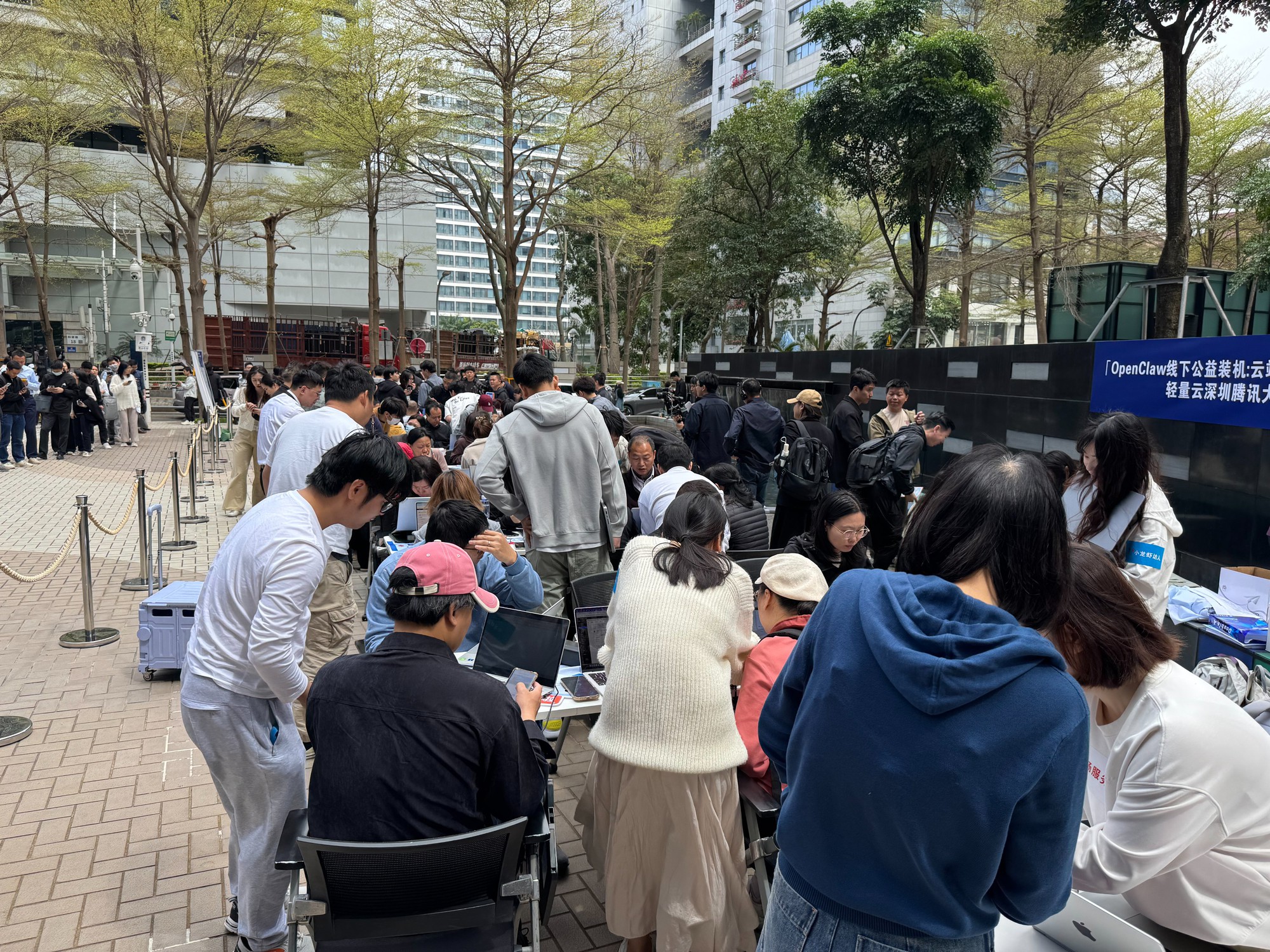 Trung Quốc: Hàng trăm người xếp hàng để Tencent cài miễn phí OpenClaw, cả người già cũng háo hức với AI Agent- Ảnh 2.