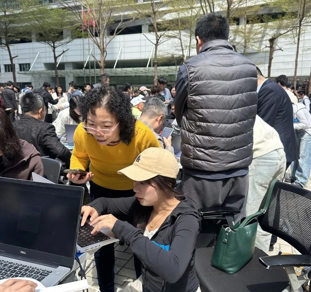 Trung Quốc: Hàng trăm người xếp hàng để Tencent cài miễn phí OpenClaw, cả người già cũng háo hức với AI Agent- Ảnh 5.