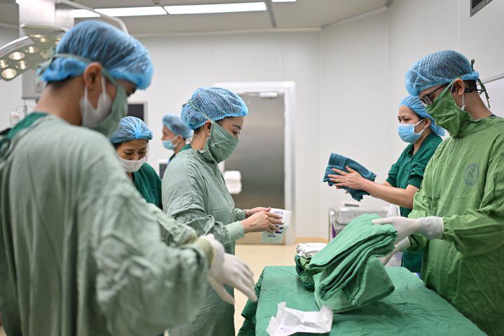 Bác sĩ Hà cùng ê kíp chuẩn bị bước vào một ca phẫu thuật cho sản phụ. (Ảnh: Bống Vũ)