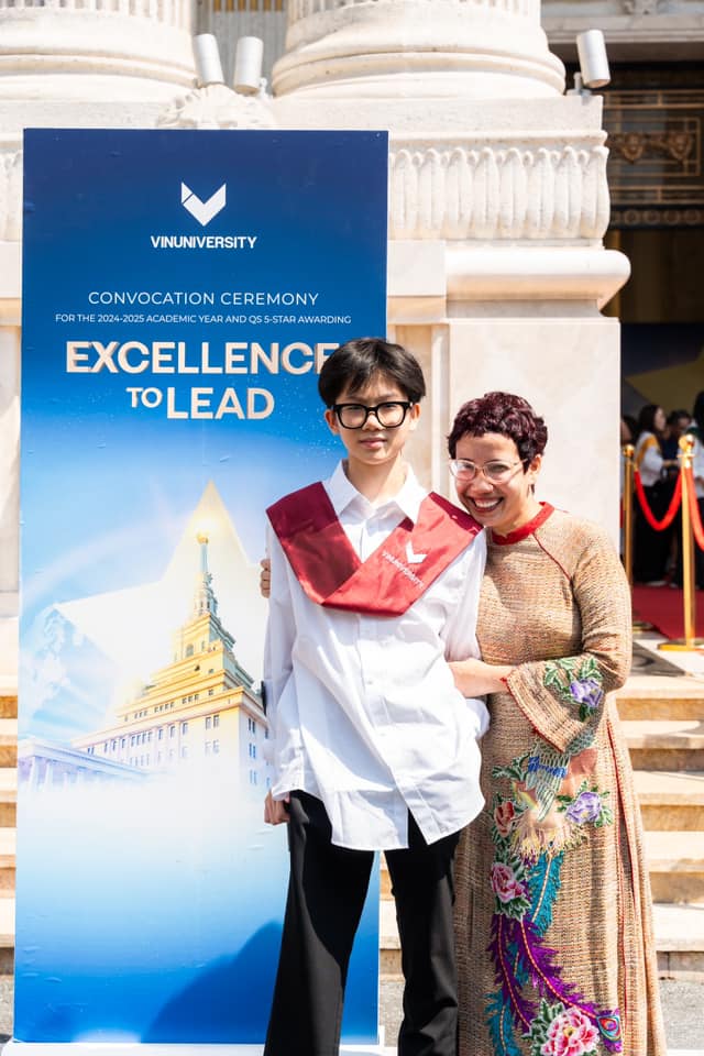 Bức ảnh “Mẹ Còi” chở 3 đứa con đi học ở Hà Nội bất ngờ được chia sẻ lại cùng câu chuyện “sức bền” của người phụ nữ- Ảnh 2.