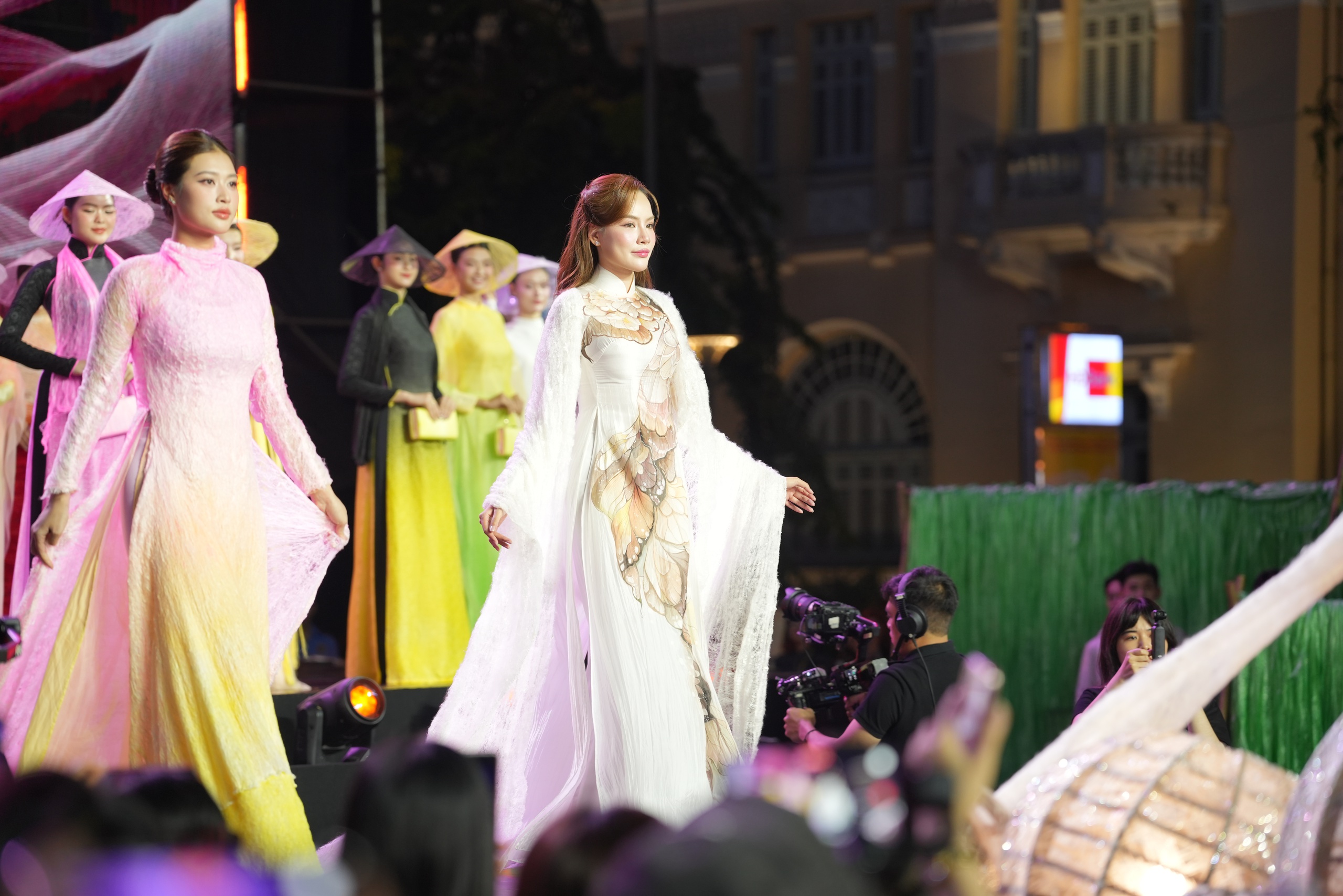 Mỹ nhân Việt và quốc tế khoe sắc, kể chuyện thời trang bền vững bằng áo dài- Ảnh 2.