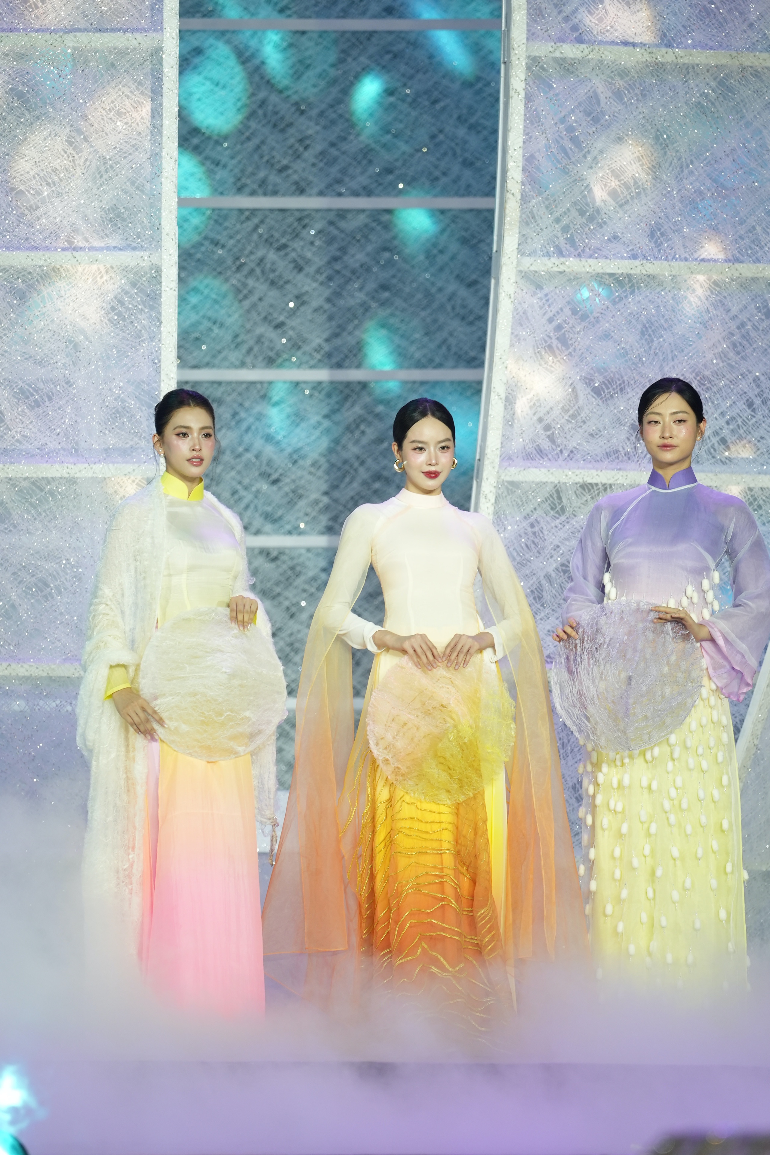 Mỹ nhân Việt và quốc tế khoe sắc, kể chuyện thời trang bền vững bằng áo dài- Ảnh 3.