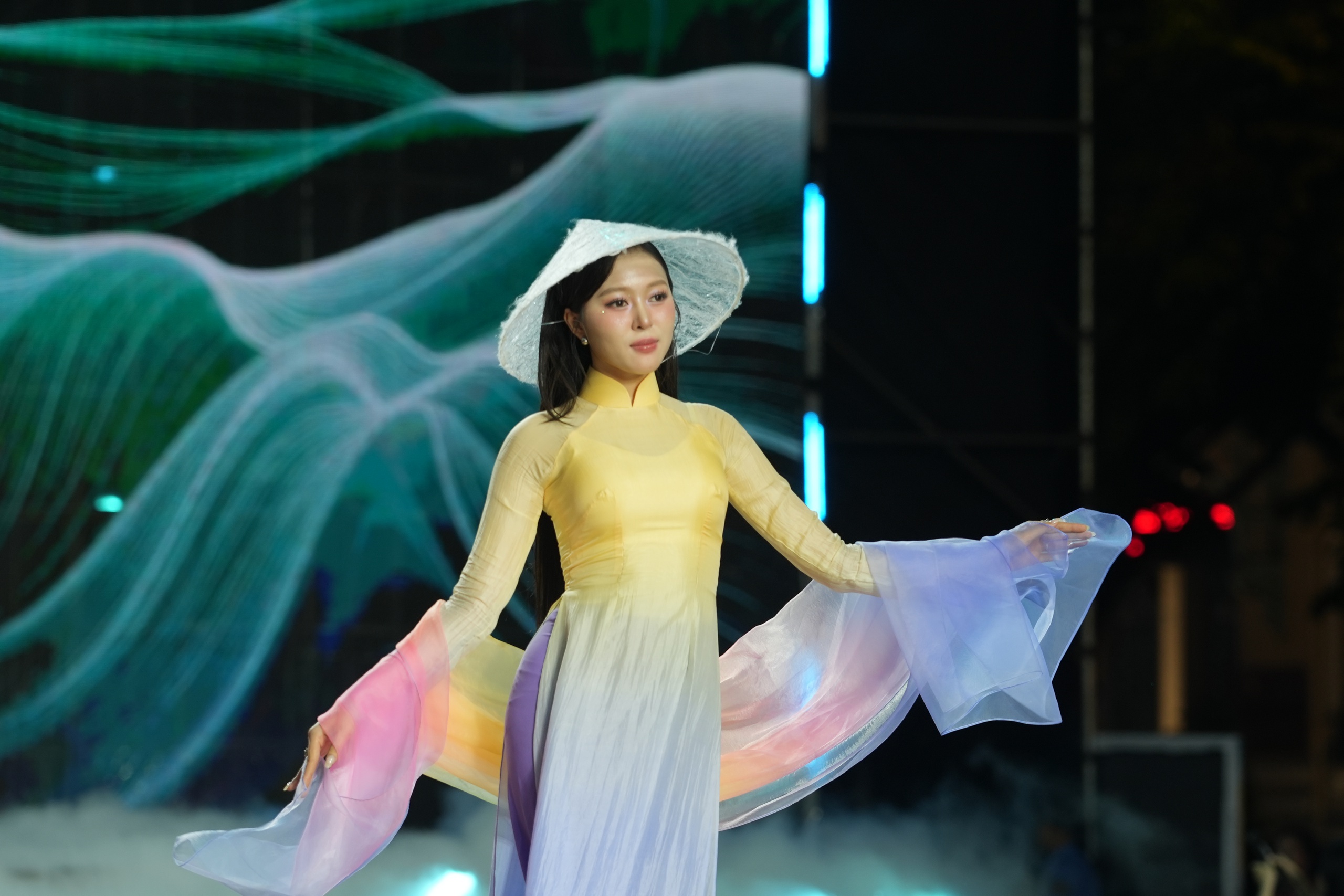 Mỹ nhân Việt và quốc tế khoe sắc, kể chuyện thời trang bền vững bằng áo dài- Ảnh 4.