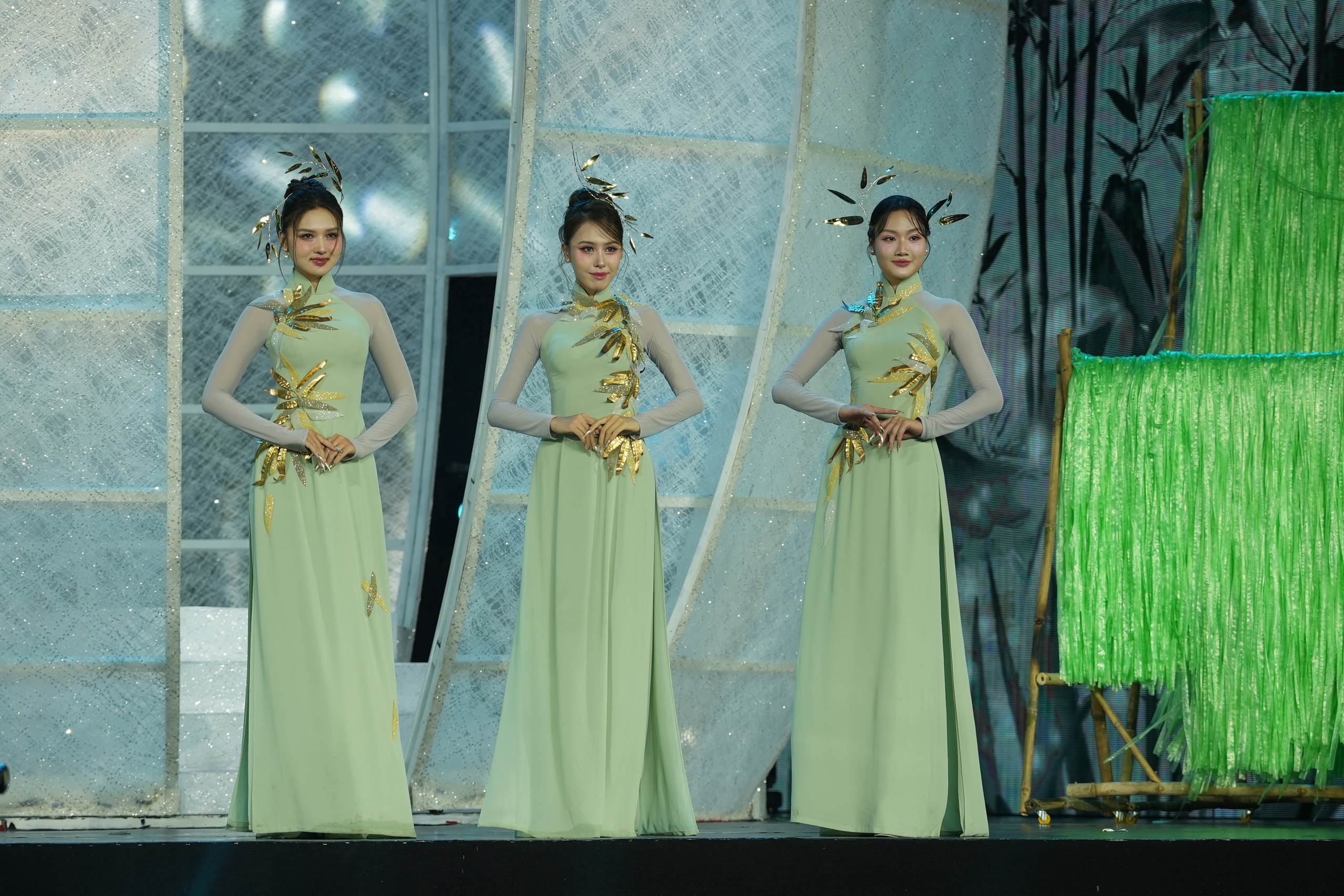 Mỹ nhân Việt và quốc tế khoe sắc, kể chuyện thời trang bền vững bằng áo dài- Ảnh 7.