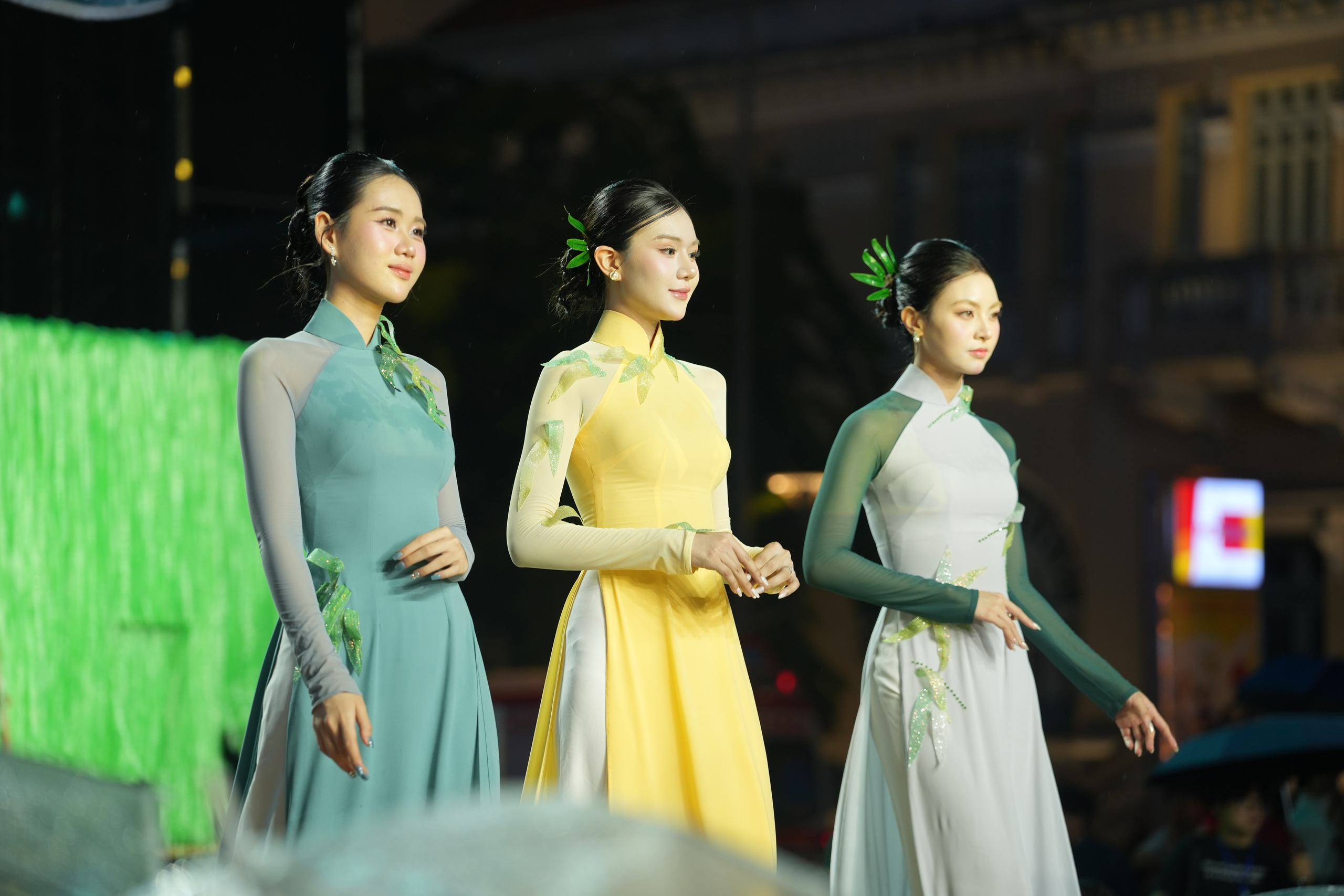 Mỹ nhân Việt và quốc tế khoe sắc, kể chuyện thời trang bền vững bằng áo dài- Ảnh 8.