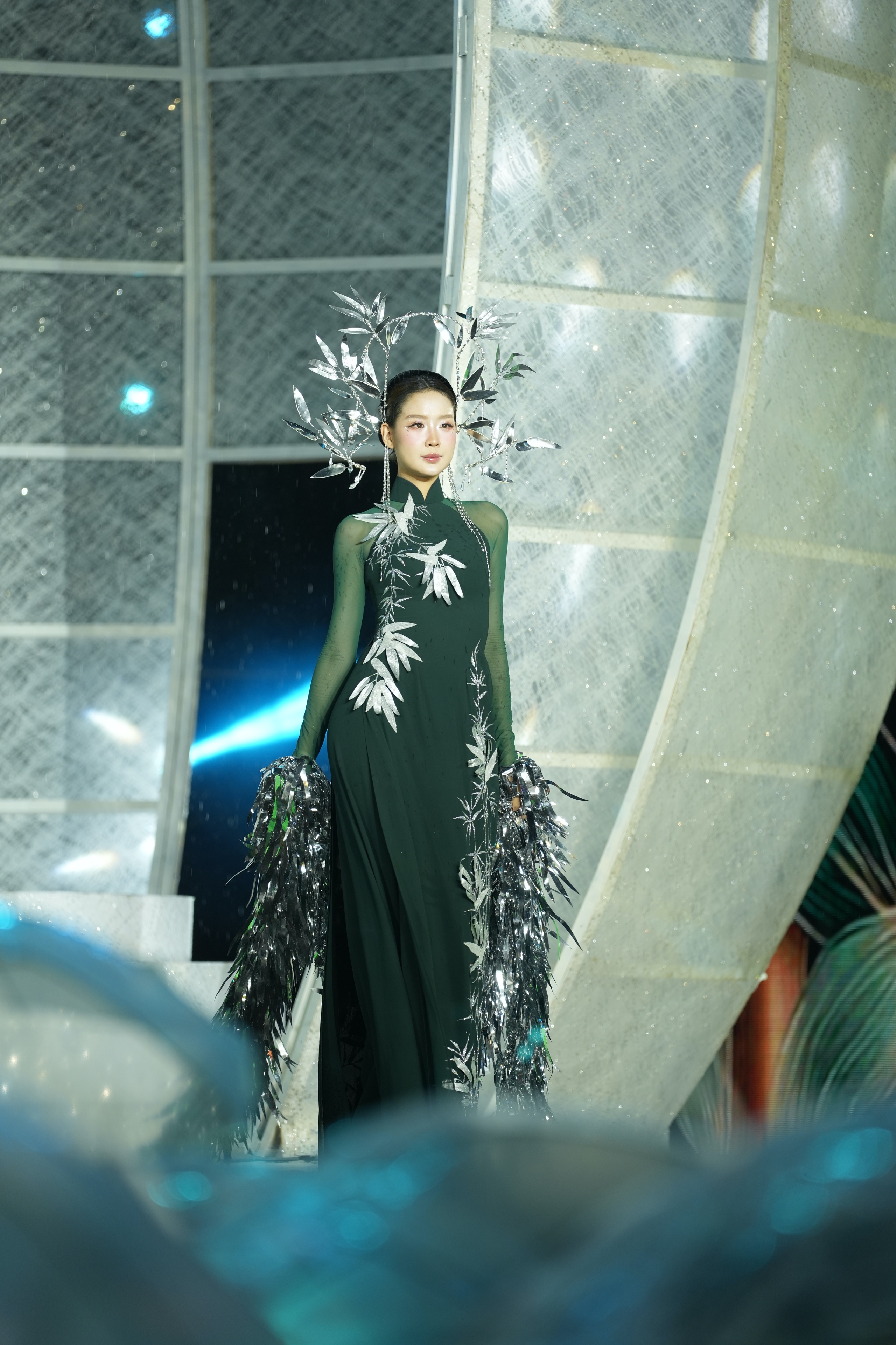 Mỹ nhân Việt và quốc tế khoe sắc, kể chuyện thời trang bền vững bằng áo dài- Ảnh 9.