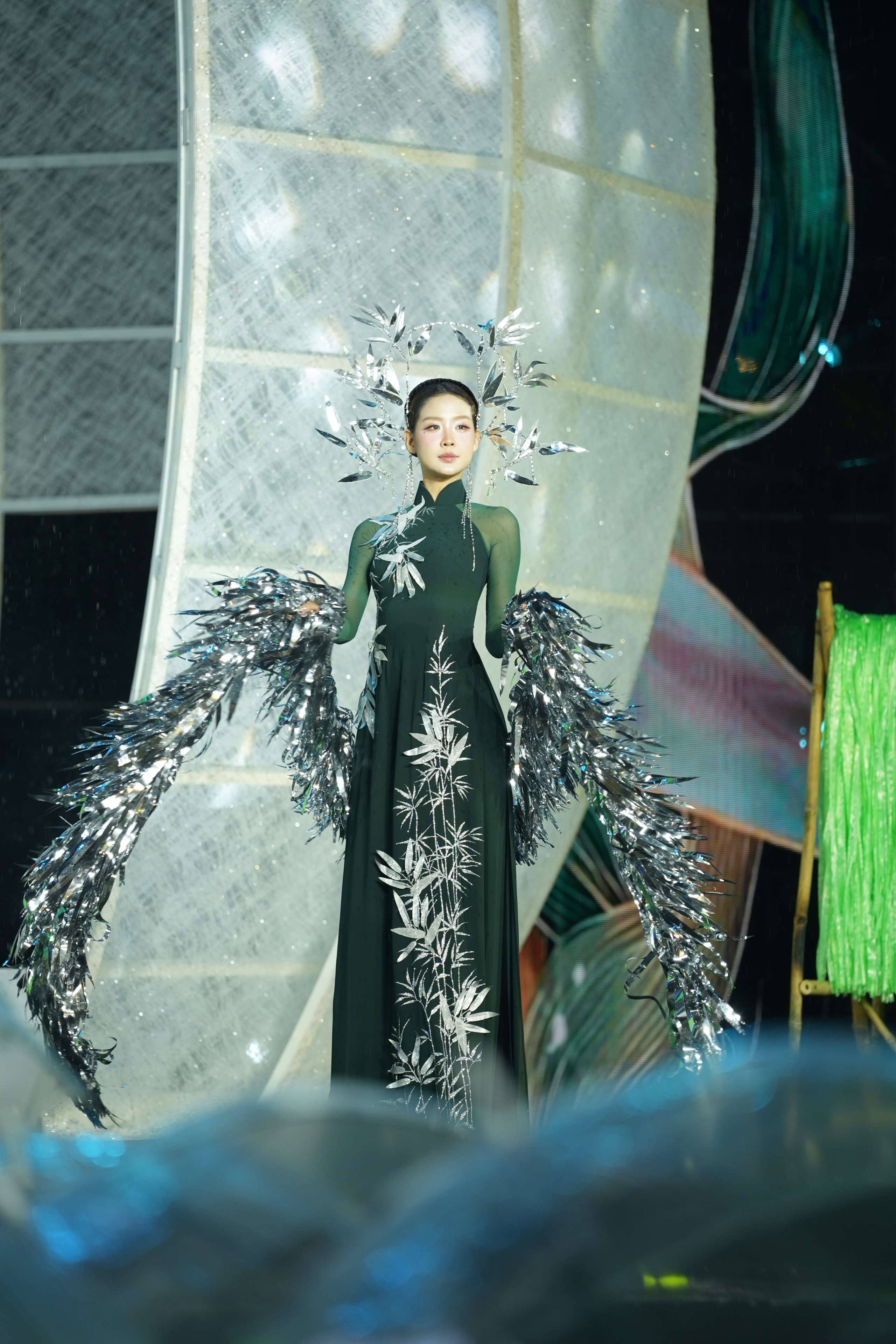 Mỹ nhân Việt và quốc tế khoe sắc, kể chuyện thời trang bền vững bằng áo dài- Ảnh 10.