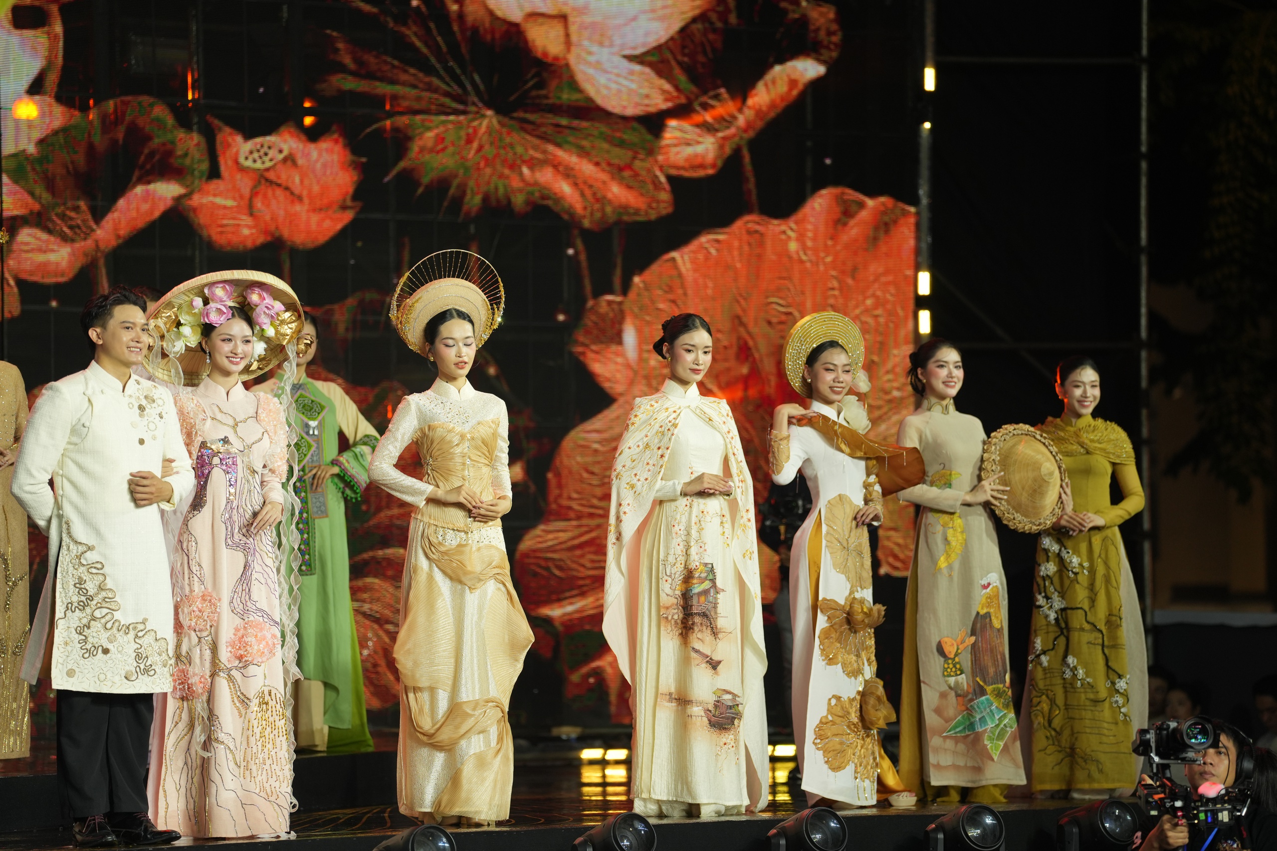 Mỹ nhân Việt và quốc tế khoe sắc, kể chuyện thời trang bền vững bằng áo dài- Ảnh 13.