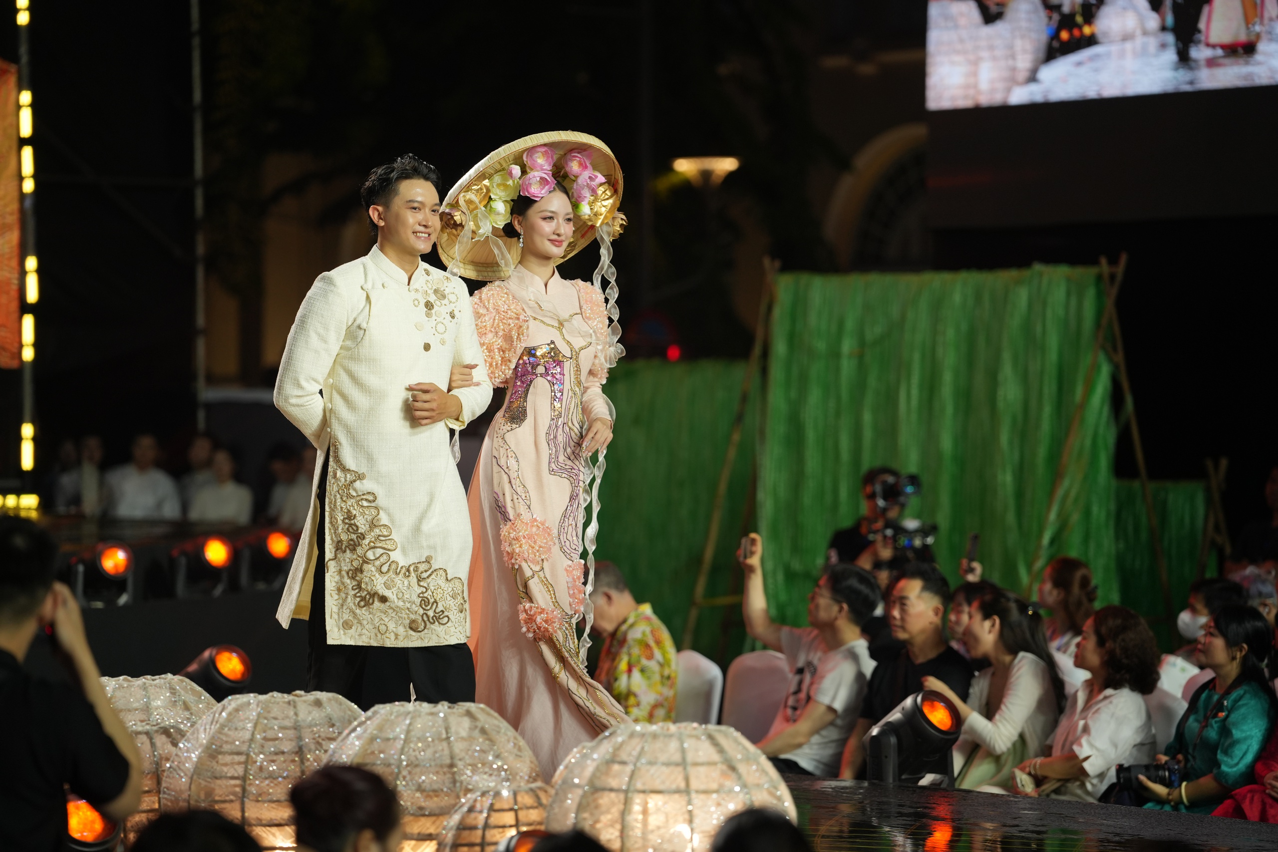 Mỹ nhân Việt và quốc tế khoe sắc, kể chuyện thời trang bền vững bằng áo dài- Ảnh 14.