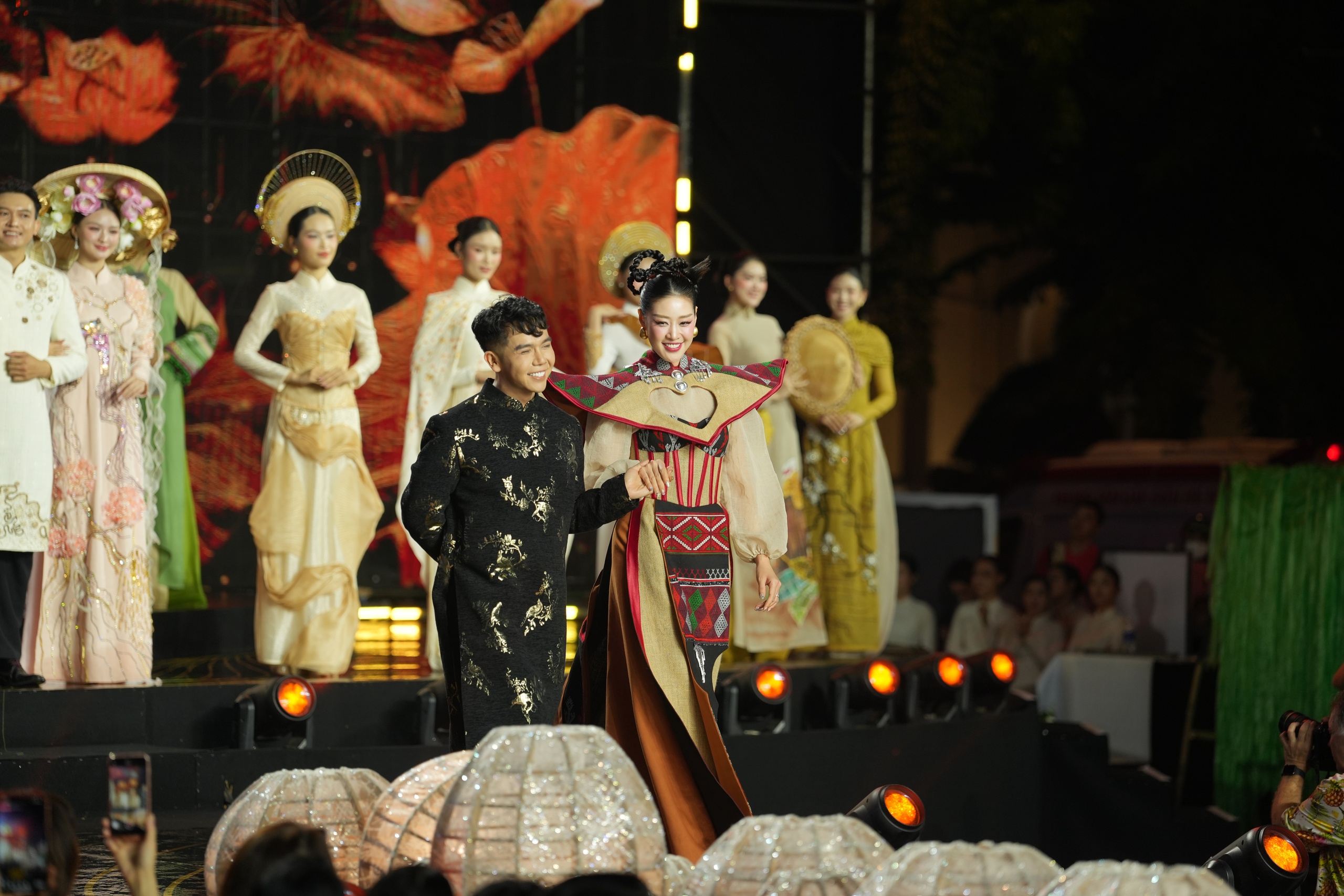 Mỹ nhân Việt và quốc tế khoe sắc, kể chuyện thời trang bền vững bằng áo dài- Ảnh 15.