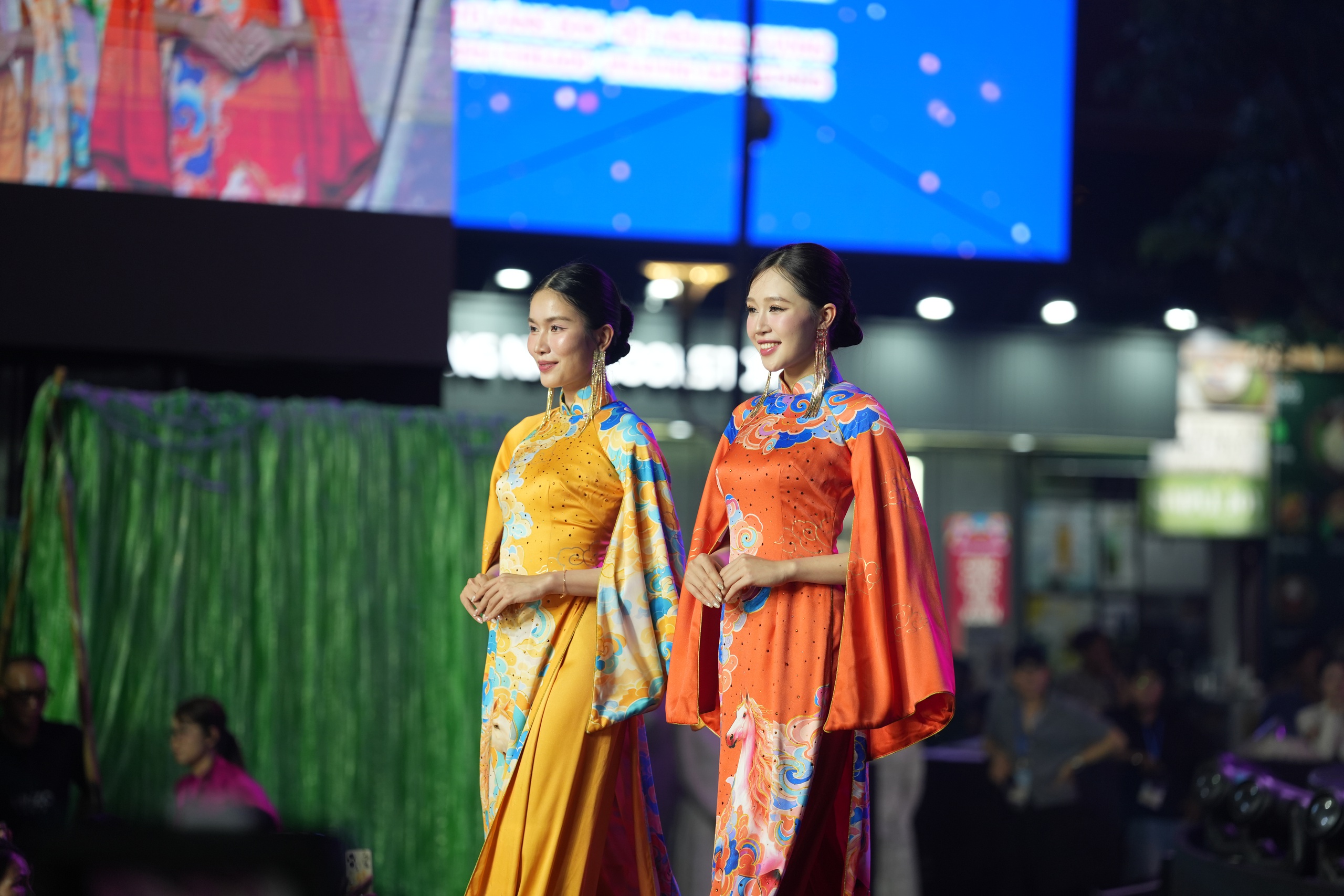 Mỹ nhân Việt và quốc tế khoe sắc, kể chuyện thời trang bền vững bằng áo dài- Ảnh 16.