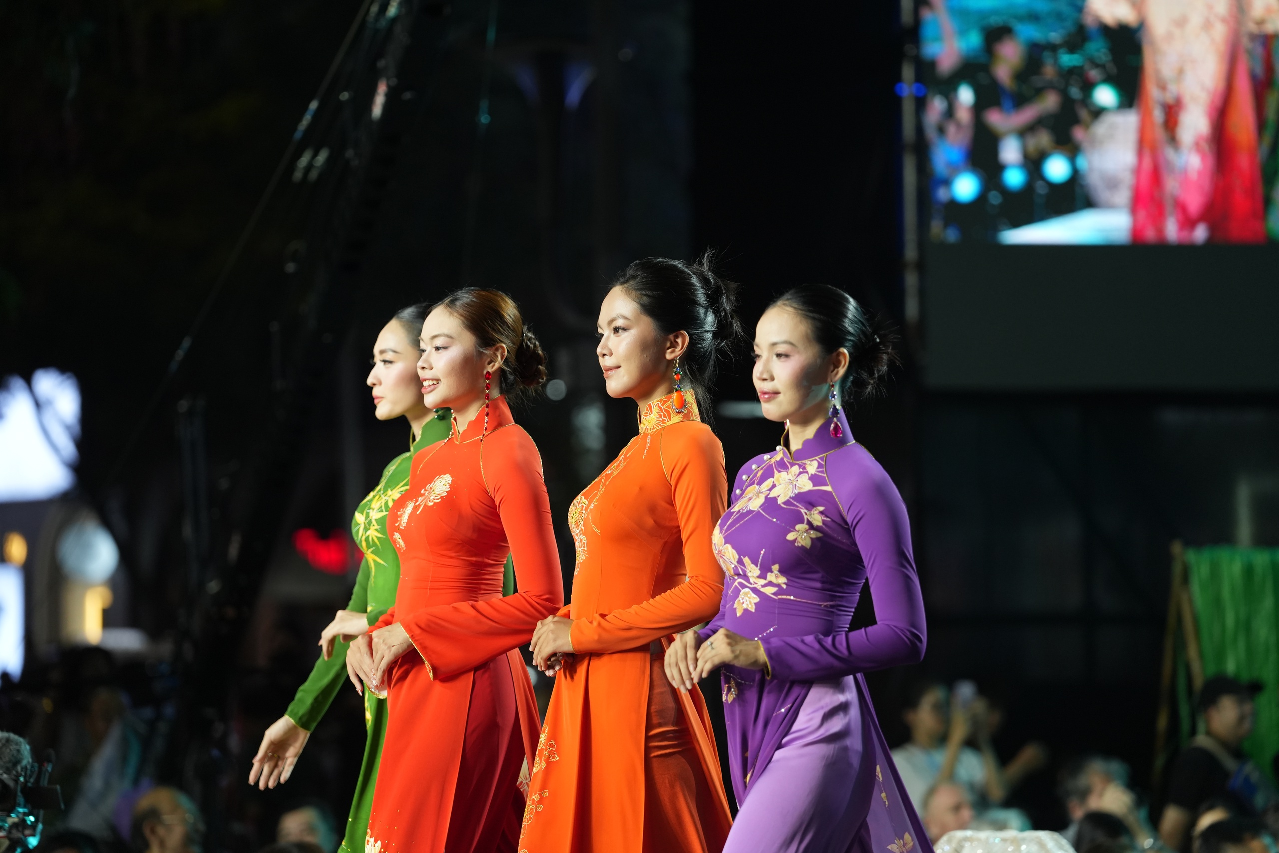 Mỹ nhân Việt và quốc tế khoe sắc, kể chuyện thời trang bền vững bằng áo dài- Ảnh 17.