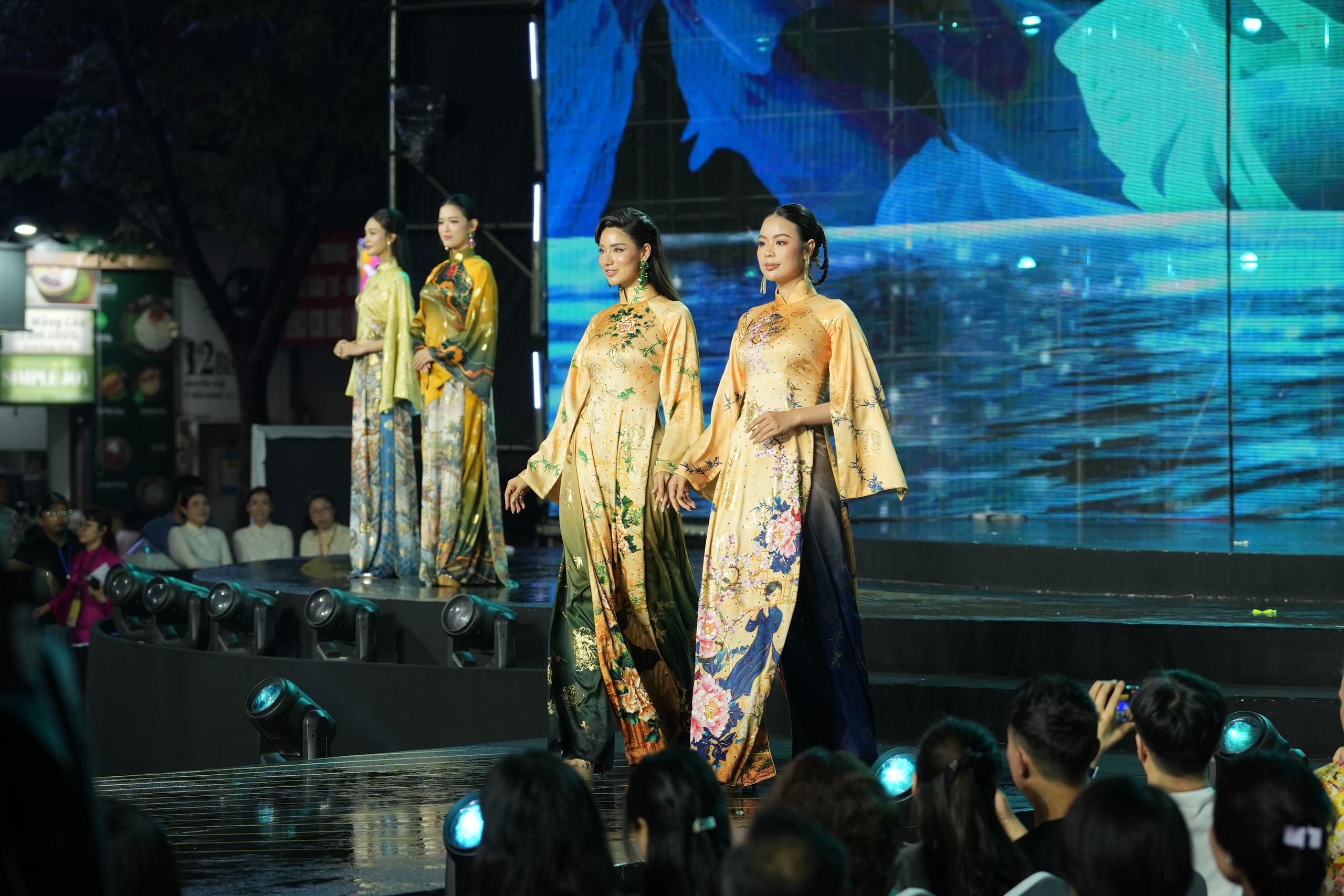 Mỹ nhân Việt và quốc tế khoe sắc, kể chuyện thời trang bền vững bằng áo dài- Ảnh 18.