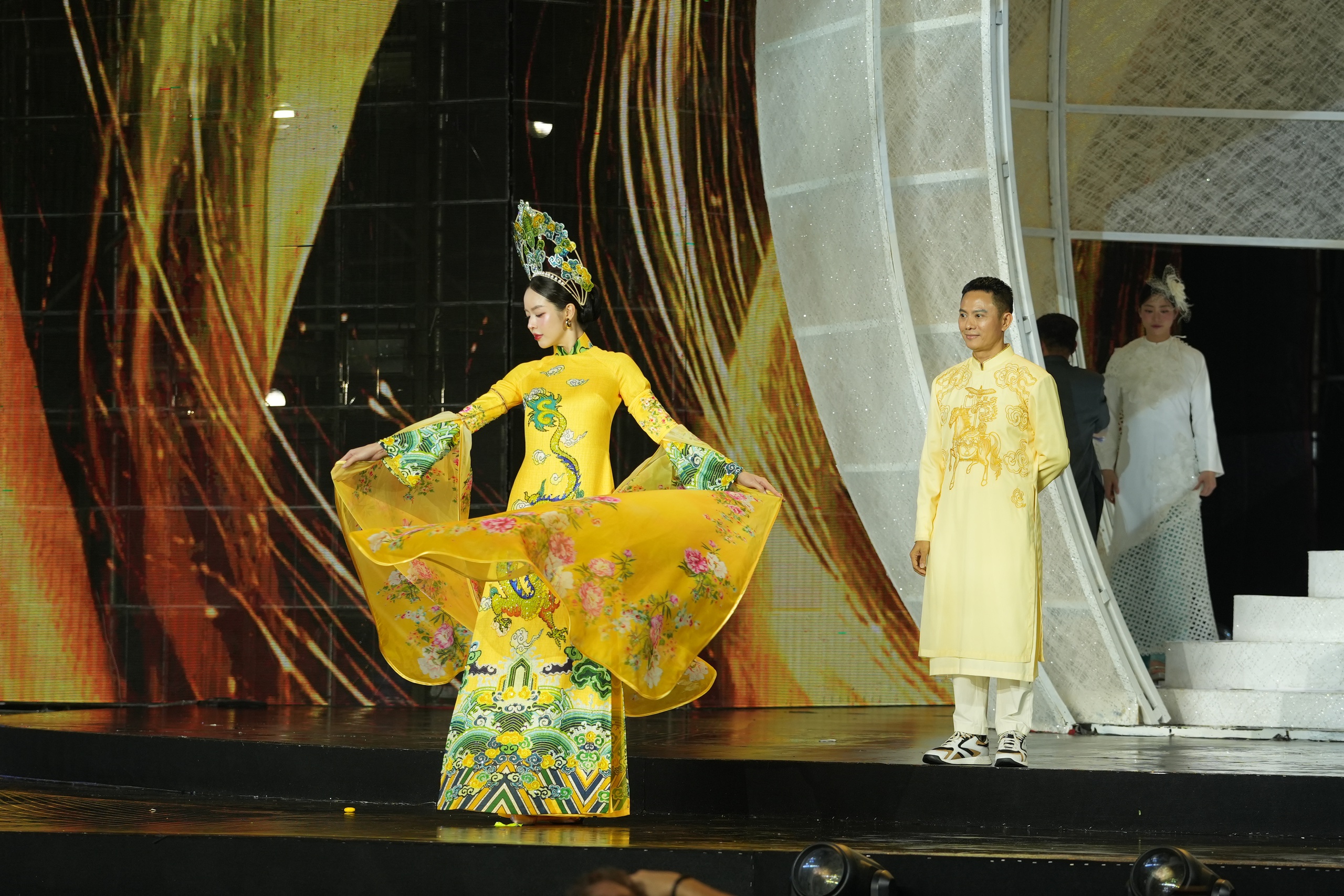 Mỹ nhân Việt và quốc tế khoe sắc, kể chuyện thời trang bền vững bằng áo dài- Ảnh 20.