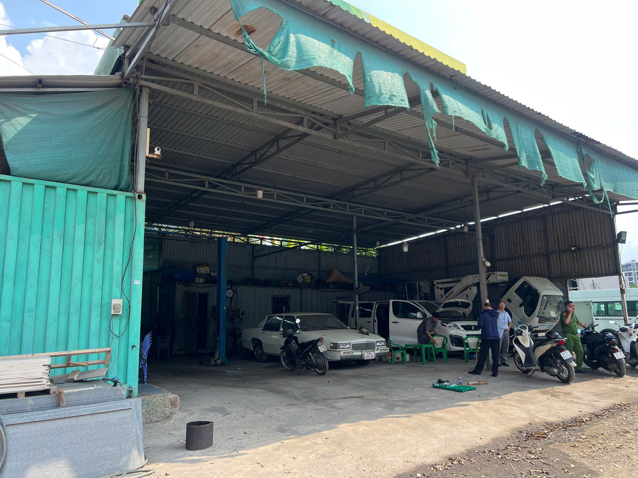 Hàng loạt vi phạm tại các bãi xe trái phép, phường Cát Lái ra quân xử lý - Ảnh 2.