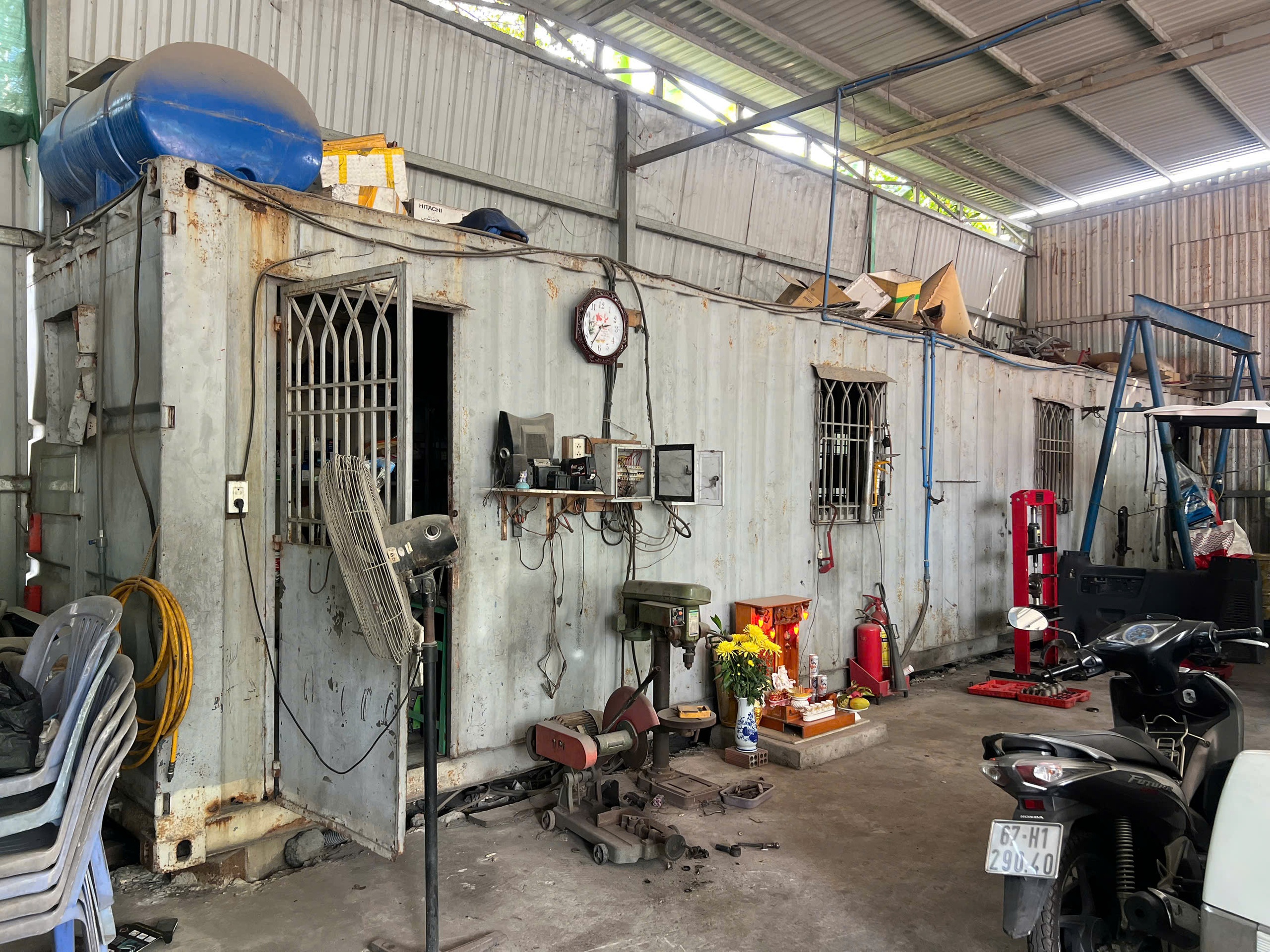 Hàng loạt vi phạm tại các bãi xe trái phép, phường Cát Lái ra quân xử lý - Ảnh 3.