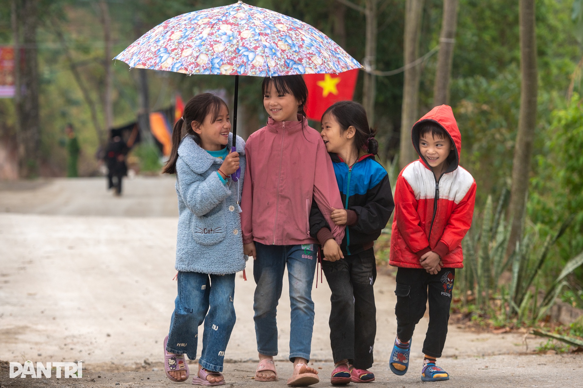 Ngày vui bất ngờ của những đứa trẻ nghèo ở bản mờ sương - 2