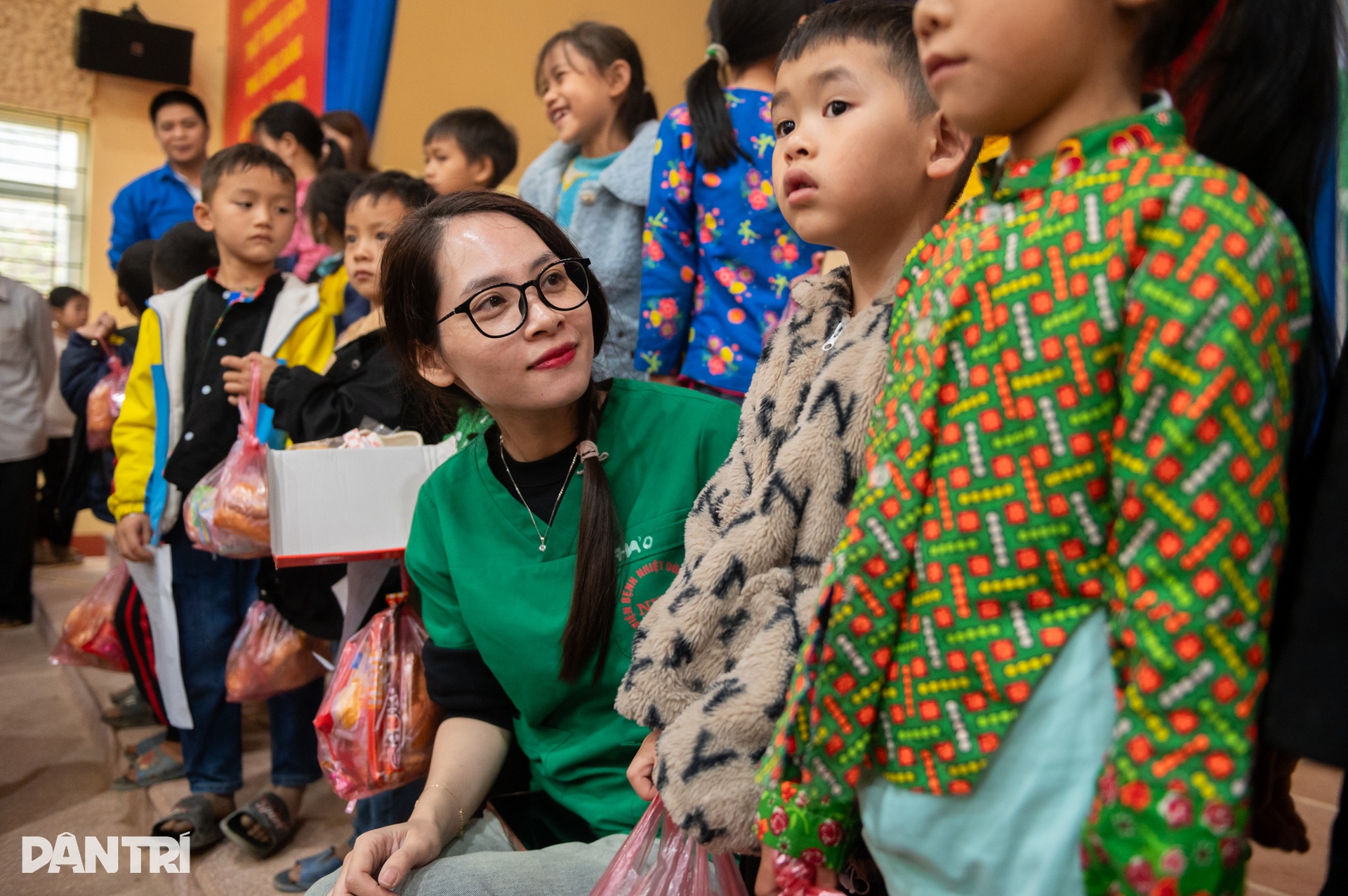 Ngày vui bất ngờ của những đứa trẻ nghèo ở bản mờ sương - 13