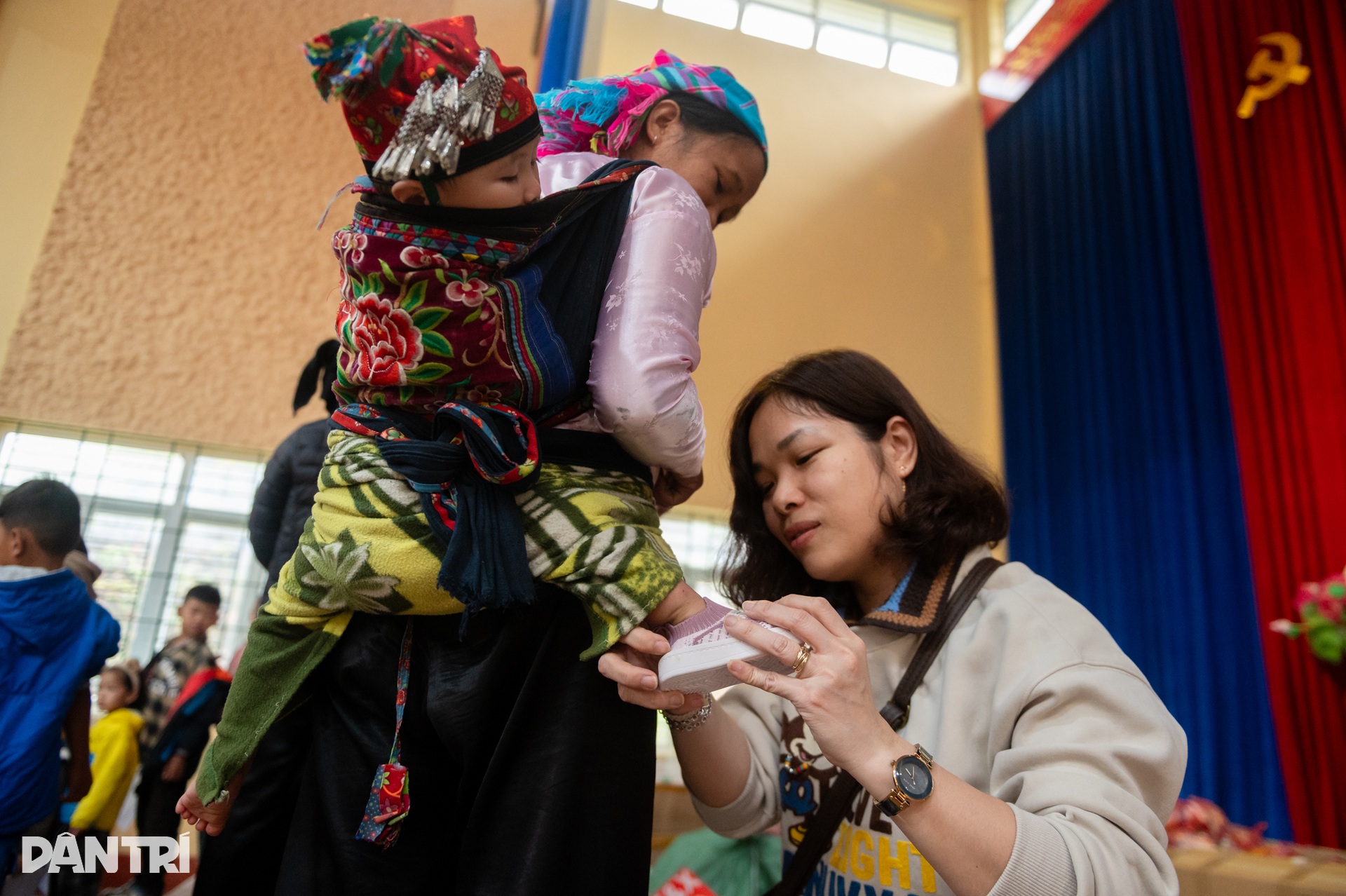 Ngày vui bất ngờ của những đứa trẻ nghèo ở bản mờ sương - 14