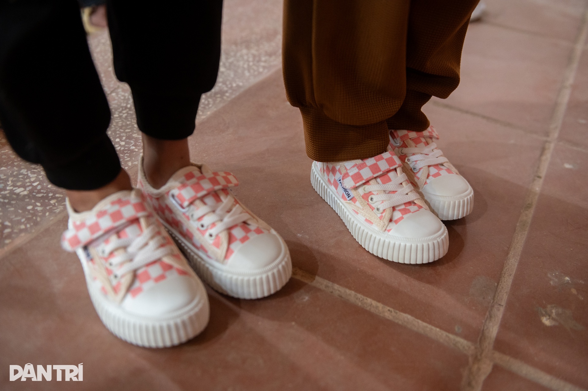 Ngày vui bất ngờ của những đứa trẻ nghèo ở bản mờ sương - 16