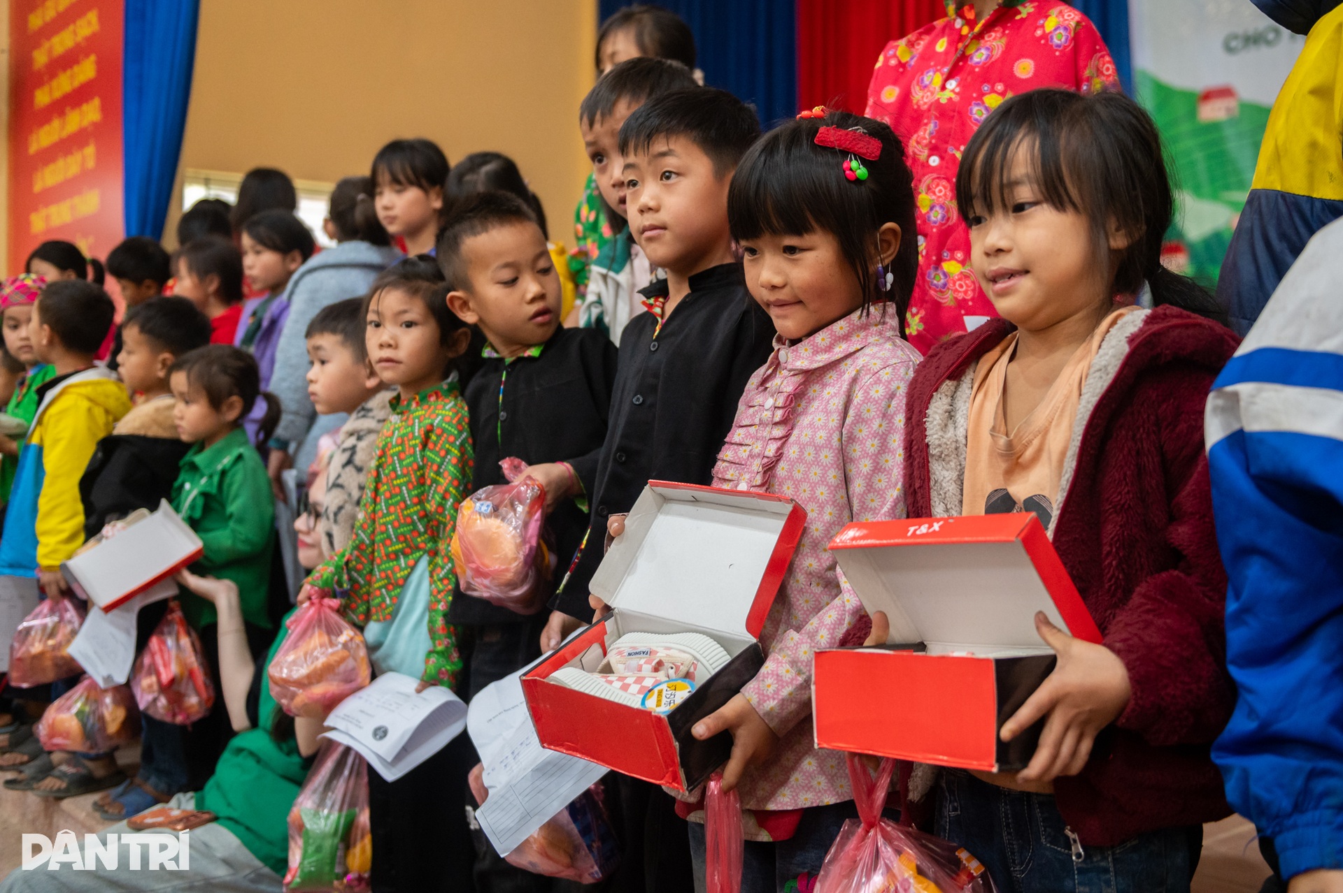 Ngày vui bất ngờ của những đứa trẻ nghèo ở bản mờ sương - 18